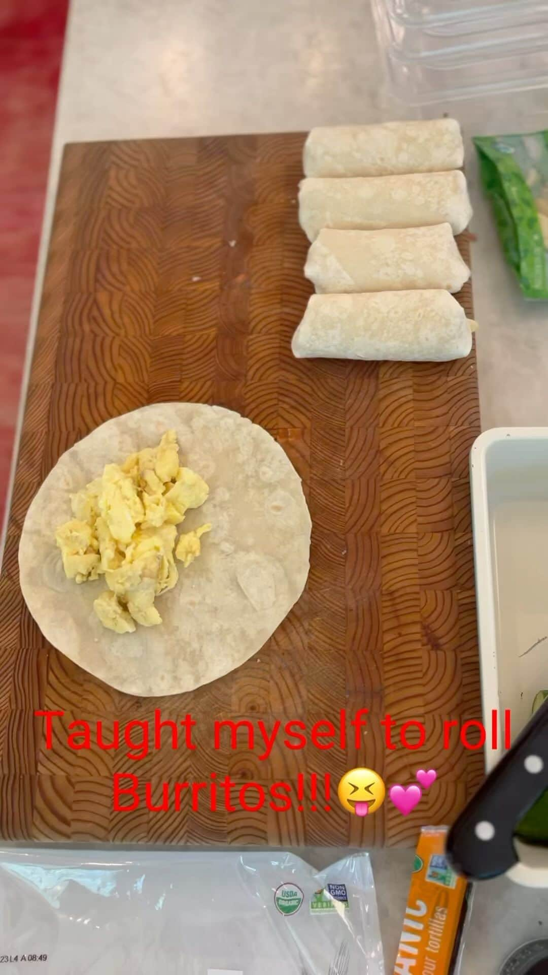 アレクサンドラ・ブレッケンリッジのインスタグラム：「Super simple scrambled eggs with cheese burritos I made for the kids trying to get ahead of the morning breakfast rush before school, but you can add all sorts of things to these burritos 🦋💕🦄」