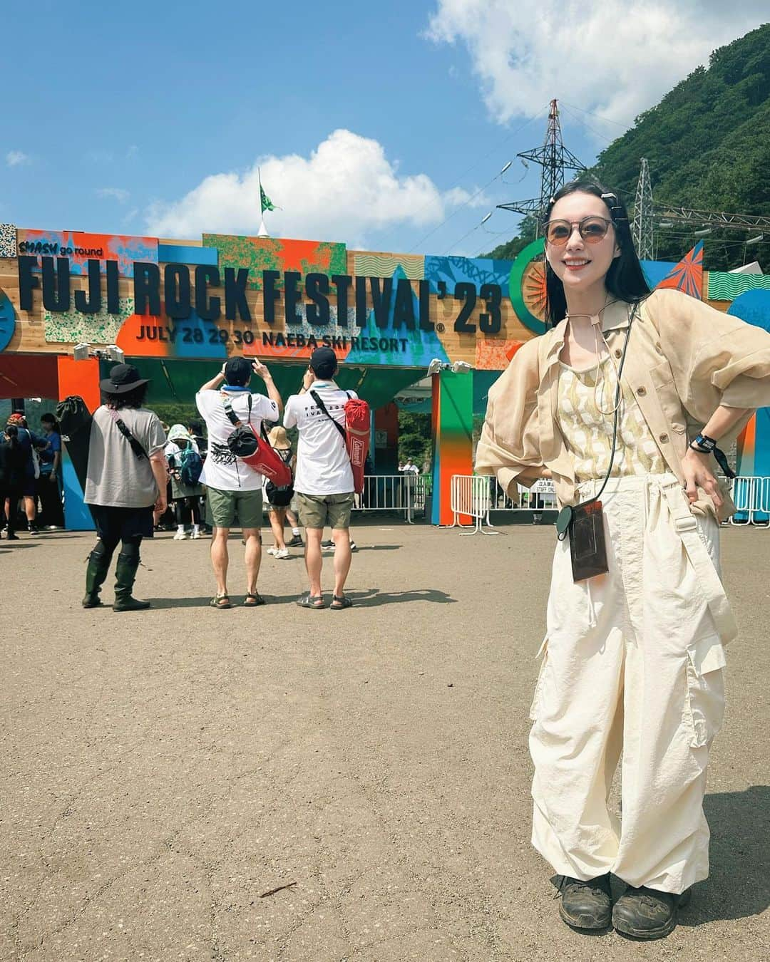 武居詩織さんのインスタグラム写真 - (武居詩織Instagram)「FUJI ROCK FESTIVAL '23  今年も前夜祭から4泊5日！ 苗場音頭で始まり、締めの永井食堂まで。  14年目ともなるともはや当たり前に帰ってくる感覚になる。当たり前でないことを忘れないようにしないといけない。  毎年写真をとることを忘れてただひたすら本気で楽しみがちなので、今年は友達に絶対ゲートの時に写真を撮って！とお願いしました。笑 画角もカメラも様々でそれもまた愛を感じます。  一緒に行ってくれるチームのメンバーが年々増えているのも嬉しい。 興味がなかった人も全力で楽しんで毎年参加してくれるようになったり。  やっぱりフジはフジだからいいなって思った5日間でした。 新たな出会い、たくさんの世界の素晴らしい音楽に触れられるだけでなく、自然の中での非日常な共同生活は人間的にも学びが多く、毎年のフジでの思い出や経験が自分を成長させてくれている気がする。  今の私はフジロックに出会ったおかげで作られていると言っても過言ではない。 やっぱり特別思い入れがある場所です。今年も来れてよかった！  一緒に行った総勢10人の友達たちには特に感謝です。  そしてなによりこの素晴らしい空間を作り出している全ての人たちに！  今年もありがとうございました！来年もよろしくお願いします！！」9月1日 23時06分 - shioritakesue