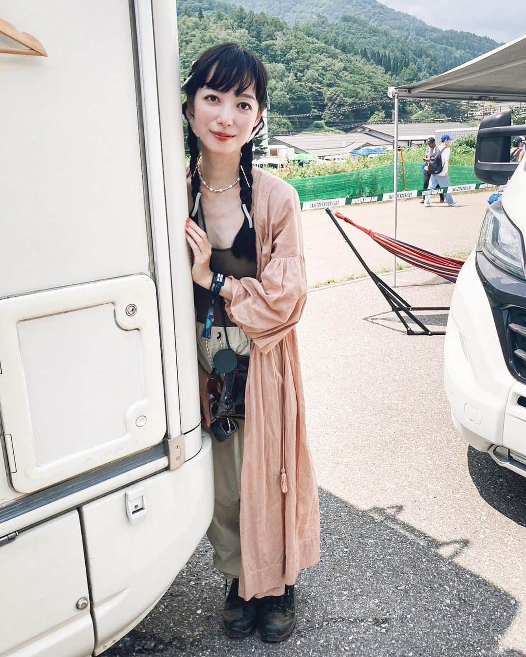 武居詩織さんのインスタグラム写真 - (武居詩織Instagram)「FUJI ROCK FESTIVAL '23  今年も前夜祭から4泊5日！ 苗場音頭で始まり、締めの永井食堂まで。  14年目ともなるともはや当たり前に帰ってくる感覚になる。当たり前でないことを忘れないようにしないといけない。  毎年写真をとることを忘れてただひたすら本気で楽しみがちなので、今年は友達に絶対ゲートの時に写真を撮って！とお願いしました。笑 画角もカメラも様々でそれもまた愛を感じます。  一緒に行ってくれるチームのメンバーが年々増えているのも嬉しい。 興味がなかった人も全力で楽しんで毎年参加してくれるようになったり。  やっぱりフジはフジだからいいなって思った5日間でした。 新たな出会い、たくさんの世界の素晴らしい音楽に触れられるだけでなく、自然の中での非日常な共同生活は人間的にも学びが多く、毎年のフジでの思い出や経験が自分を成長させてくれている気がする。  今の私はフジロックに出会ったおかげで作られていると言っても過言ではない。 やっぱり特別思い入れがある場所です。今年も来れてよかった！  一緒に行った総勢10人の友達たちには特に感謝です。  そしてなによりこの素晴らしい空間を作り出している全ての人たちに！  今年もありがとうございました！来年もよろしくお願いします！！」9月1日 23時06分 - shioritakesue