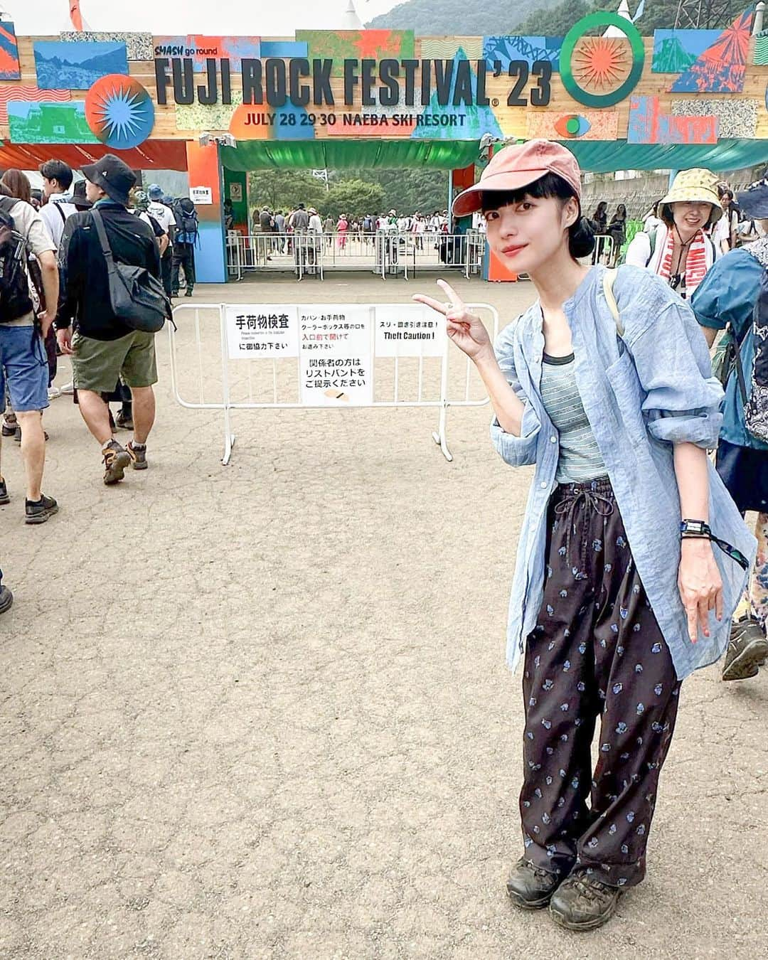 武居詩織さんのインスタグラム写真 - (武居詩織Instagram)「FUJI ROCK FESTIVAL '23  今年も前夜祭から4泊5日！ 苗場音頭で始まり、締めの永井食堂まで。  14年目ともなるともはや当たり前に帰ってくる感覚になる。当たり前でないことを忘れないようにしないといけない。  毎年写真をとることを忘れてただひたすら本気で楽しみがちなので、今年は友達に絶対ゲートの時に写真を撮って！とお願いしました。笑 画角もカメラも様々でそれもまた愛を感じます。  一緒に行ってくれるチームのメンバーが年々増えているのも嬉しい。 興味がなかった人も全力で楽しんで毎年参加してくれるようになったり。  やっぱりフジはフジだからいいなって思った5日間でした。 新たな出会い、たくさんの世界の素晴らしい音楽に触れられるだけでなく、自然の中での非日常な共同生活は人間的にも学びが多く、毎年のフジでの思い出や経験が自分を成長させてくれている気がする。  今の私はフジロックに出会ったおかげで作られていると言っても過言ではない。 やっぱり特別思い入れがある場所です。今年も来れてよかった！  一緒に行った総勢10人の友達たちには特に感謝です。  そしてなによりこの素晴らしい空間を作り出している全ての人たちに！  今年もありがとうございました！来年もよろしくお願いします！！」9月1日 23時06分 - shioritakesue