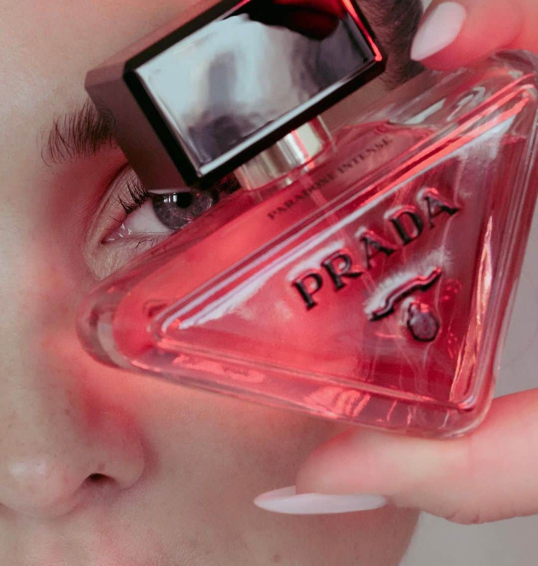 アン・キャサリン・ボメルのインスタグラム：「Being the strongest version of myself creating a new life and seeing my body change while these are the most delicate months of my life. NEVER THE SAME, ALWAYS MYSELF. #pradaparadoxe @pradabeauty #pradabeauty #pradaparadoxe #neverthesamealwaysmyself ad」