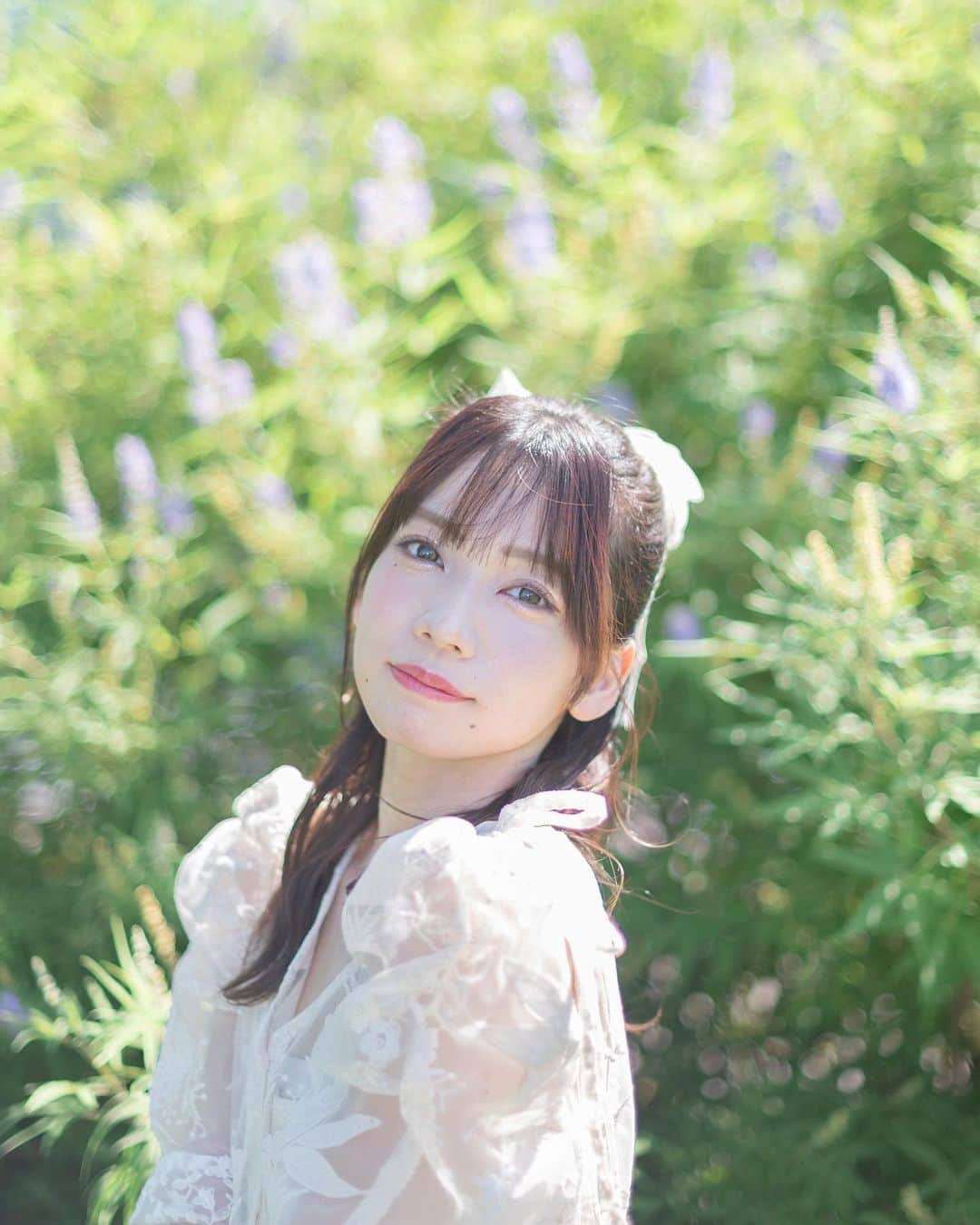 社本悠のインスタグラム：「⁡ ⁡ - - - - - - - - - - - - - - - - - - - - -♡˖° ⁡ 宣材写真が新しくなりました 🫧 ⁡ 今回ははじめて外で撮って頂いたの…☁️ 心機一転〜！とても柔らかい雰囲気でお気に入りです🤍 ⁡ わたしがX(Twitter)で偶然出会った、素敵な女の子のお写真に一目惚れして、この方に撮って頂けたらなぁ…と即直談判しお願いしてみました…✨ ⁡ カメラマンの ちゃど (@phototya )さんです🌻 ちゃどさんのお写真みていただいたらわかると思うのですが本当に世界観や、お写真の雰囲気が素敵で…🫧🫧 ⁡ 快く受けてくださったちゃどさんには感謝の気持ちでいっぱいです…✨✨ ⁡ 当日もとっても気さくに話しかけてくださって、やわらか〜い表情で撮影にのぞめました…😌🤍 ⁡ この宣材写真で、いろんなお仕事との出会いへ繋がっていきますように〜🫶🏻 ⁡ 他にも沢山お写真撮っていただいたので、 ちょこちょこと載せていきますね☁️☁️ ⁡ ⁡ #宣材写真 #ポートレート #撮影」