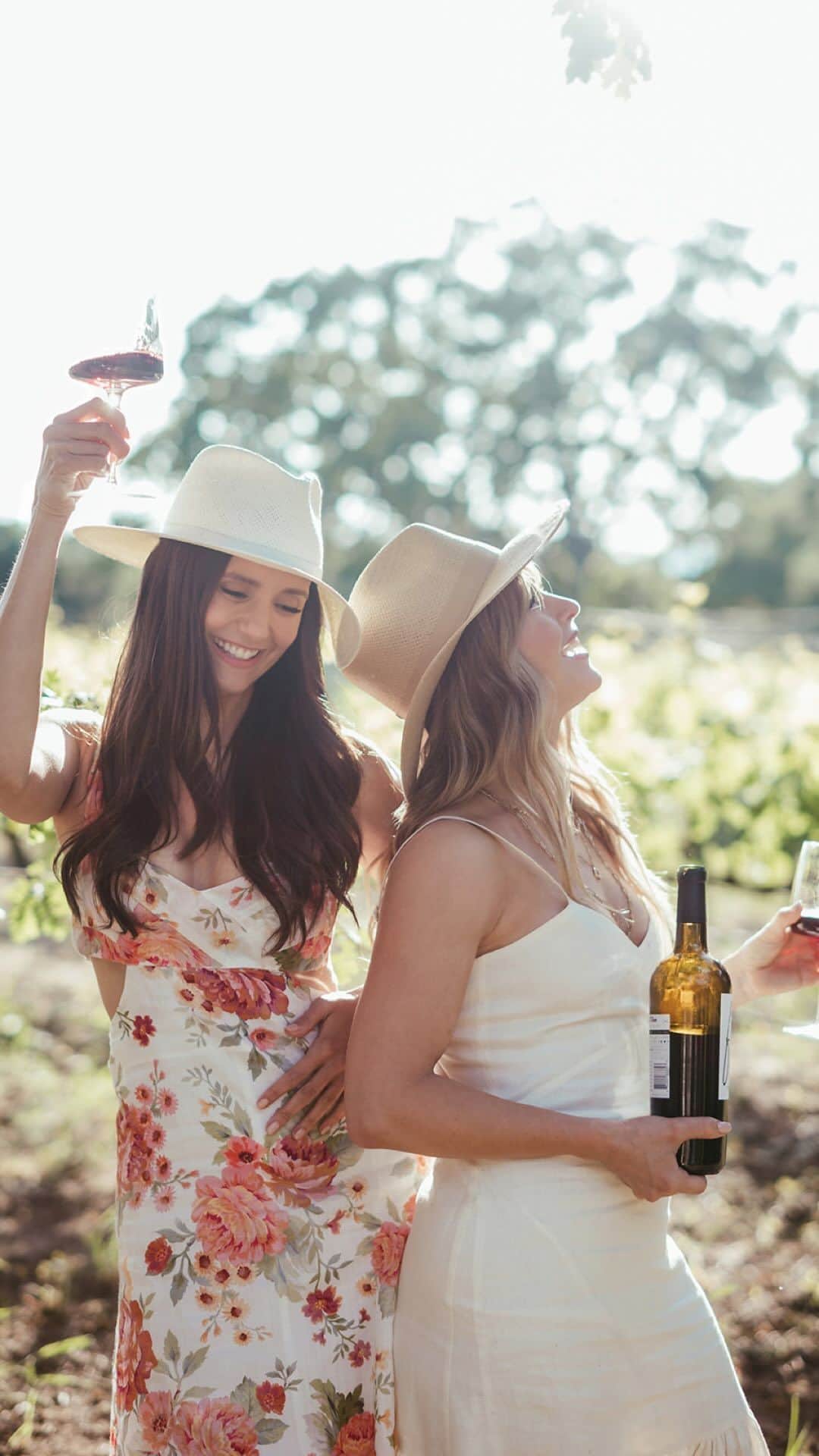 ジュリアン・ハフのインスタグラム：「On cloud wine with @freshvinewine 😉 Cheers to the end of Summer with 30% off six or more bottles of your favorite wine from @freshvinewine now through 9/4 🥂」
