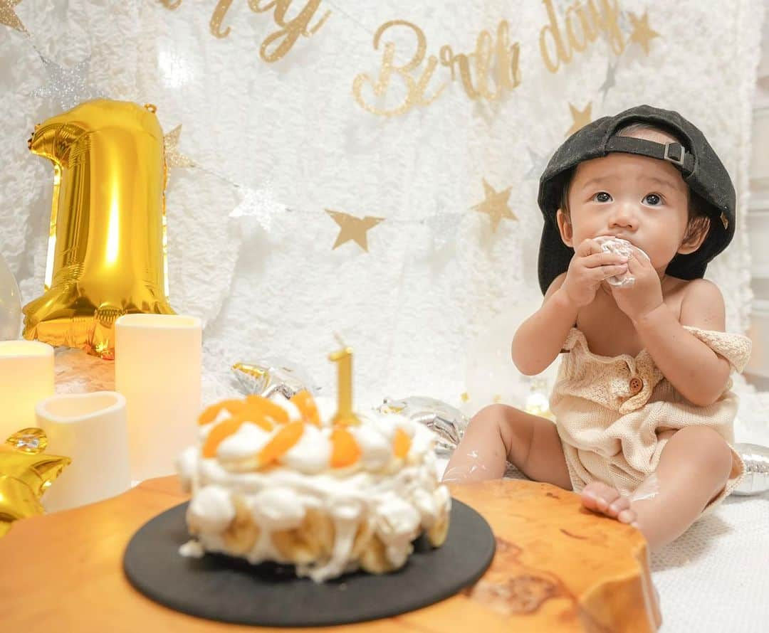 ᗰᗩYᑌᑕᕼIさんのインスタグラム写真 - (ᗰᗩYᑌᑕᕼIInstagram)「1st birthday boy👶🏼🤍𓈒𓏸  まったりペースで癒し系の僕 あっとゆうまに一歳を迎えました♡ 毎日濃い日々を過ごさせてもらってます😇🫰🏽  出産レポのYOUTUBEもやっとUPしました！ 大きくなったら２人に見てもらうの 楽しみだよ〜( ¨̮ )🎂  甘えん坊でママが見えなくなると 大泣きして探しにきたり 0歳やけど、2歳のお姉ちゃんより いっぱい何でも食べてくれたり ちぴと全然性格も違うから 毎日驚きたくさん！  家の打ち合わせで休みが潰れて どこにも行けてないから ゆっくり家族旅行に行きたいな🥲  I love u🌙  #1歳誕生日 #男の子ベビー  #男の子ママ #2歳差育児  #年子育児 #スマッシュケーキ  #1stbirthday #birthdayboy」9月1日 23時20分 - techimayuchi