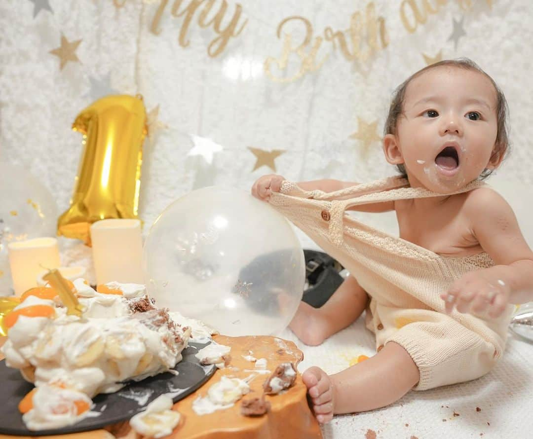 ᗰᗩYᑌᑕᕼIさんのインスタグラム写真 - (ᗰᗩYᑌᑕᕼIInstagram)「1st birthday boy👶🏼🤍𓈒𓏸  まったりペースで癒し系の僕 あっとゆうまに一歳を迎えました♡ 毎日濃い日々を過ごさせてもらってます😇🫰🏽  出産レポのYOUTUBEもやっとUPしました！ 大きくなったら２人に見てもらうの 楽しみだよ〜( ¨̮ )🎂  甘えん坊でママが見えなくなると 大泣きして探しにきたり 0歳やけど、2歳のお姉ちゃんより いっぱい何でも食べてくれたり ちぴと全然性格も違うから 毎日驚きたくさん！  家の打ち合わせで休みが潰れて どこにも行けてないから ゆっくり家族旅行に行きたいな🥲  I love u🌙  #1歳誕生日 #男の子ベビー  #男の子ママ #2歳差育児  #年子育児 #スマッシュケーキ  #1stbirthday #birthdayboy」9月1日 23時20分 - techimayuchi