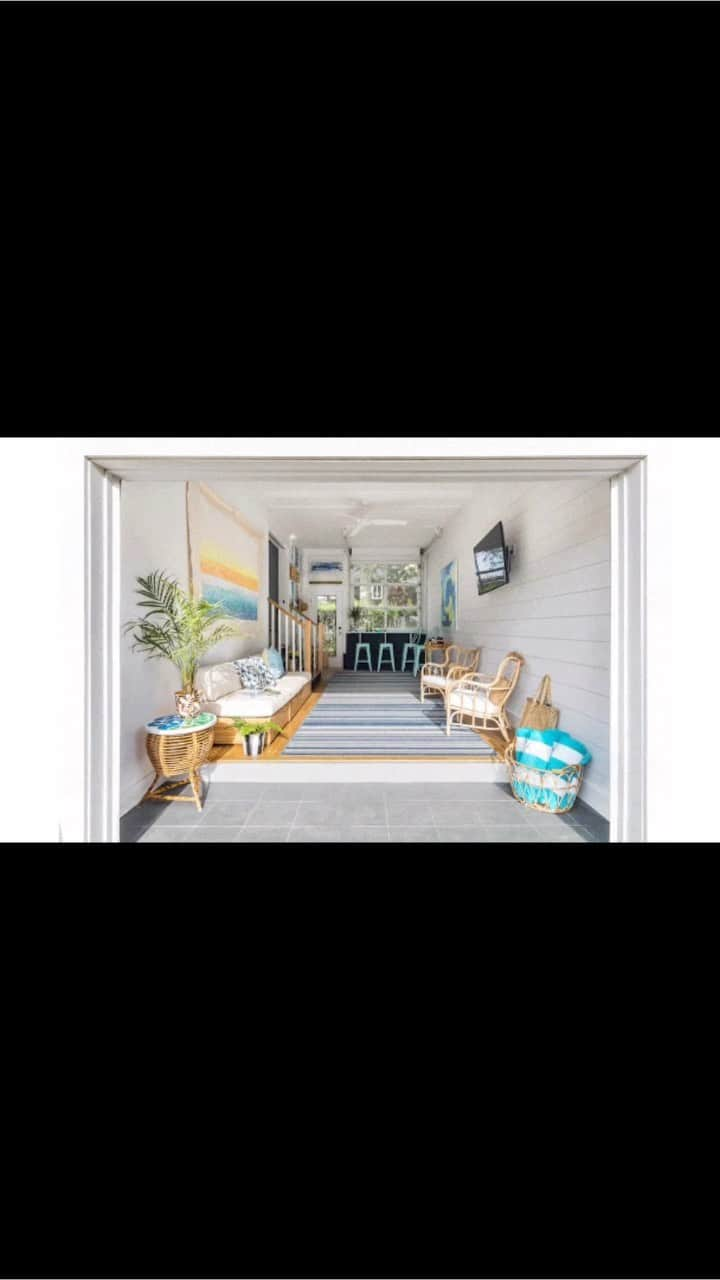 Sweeten Homeのインスタグラム：「👋 Happy Labor Day Weekend!  This “garage room”, which opens to the back of the house via an industrial-style roller door, let’s the indoor space flow to the outdoors, and is an ideal casual gathering spot for coming off the beach.   Head to the blog to see more ✨」