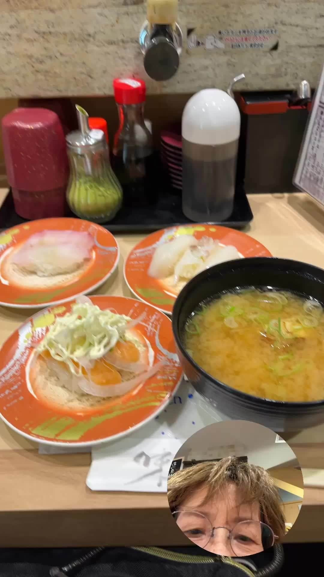 Cooking with Dogのインスタグラム：「I was told it's affordable and delicious, so I decided to have dinner here. 😆🍣👩‍🍳 The assorted squid was especially delicious! 🦑😋 "Tonight's dinner. Looks delicious! It's a sushi restaurant near Funabashi station." 「安くて美味しいからおすすめよ」と教えられ、夕飯はここに決めました😆 特にイカ3種盛りが美味しかった！😋「今日の夕飯です。美味しそう！船橋駅前のお寿司屋さんです」 #sushi #寿司」