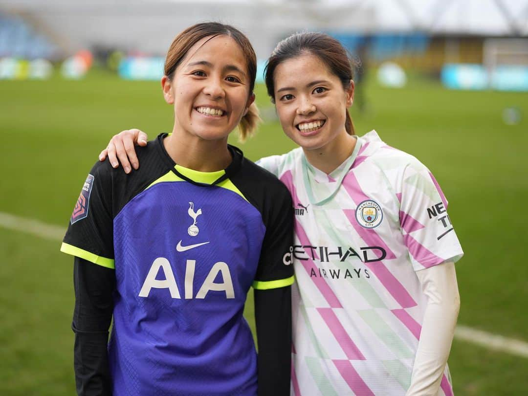 長谷川唯のインスタグラム：「🇬🇧  サッカー人生お疲れ様でした！！  誰よりも「日本女子サッカー」というものを 背負って闘ってた姿は本当にかっこよくて そんなぶちさんからたくさん学ぶことがありました。 一緒にプレーできたことは自分にとって一生の宝物✨  引退後の人生もぶちさんらしく 笑顔で幸せに😚✨  本当にありがとう🥹 まなちゃんだいすき🥰🥰  載せたい写真ありすぎて選べなかった🥹  #岩渕真奈」