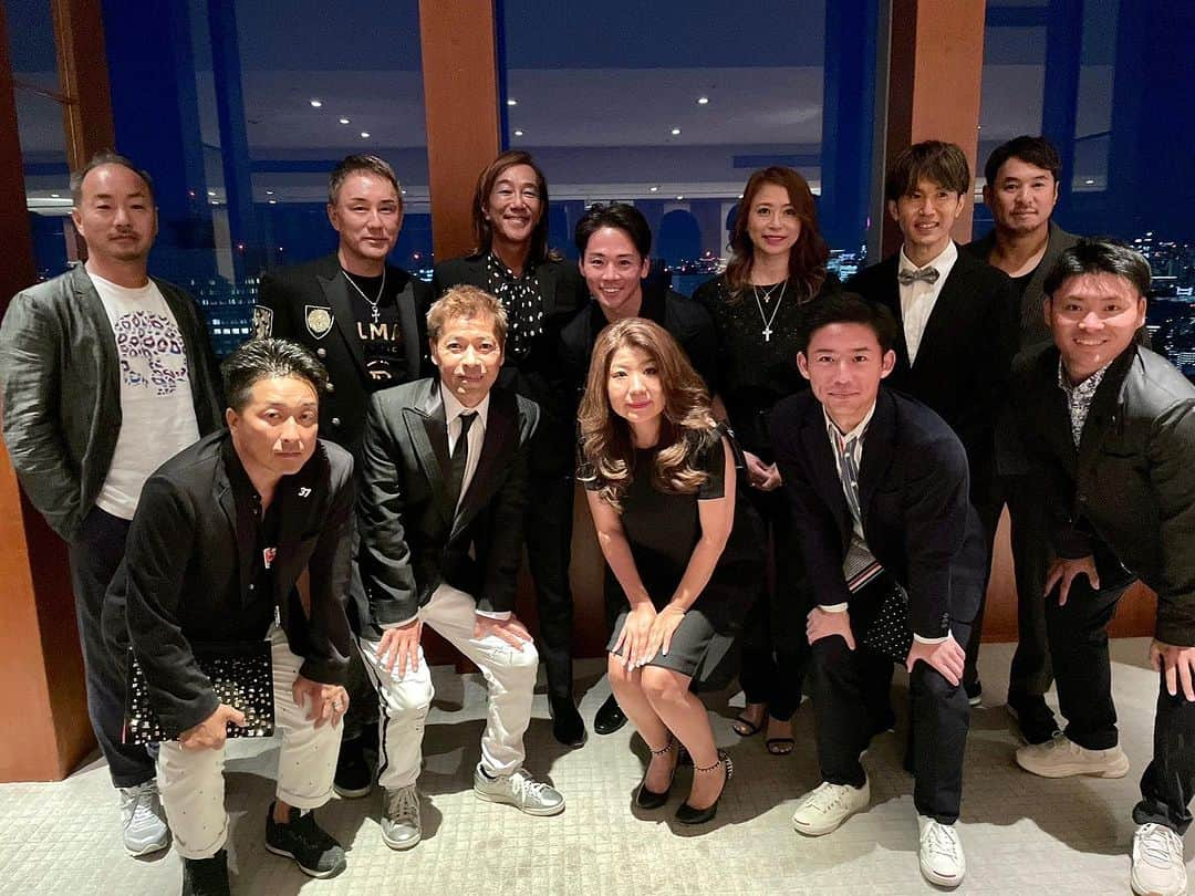 北紺守彦さんのインスタグラム写真 - (北紺守彦Instagram)「Heckel New year party @ PARK HYATT TOKYO  達成されたみなさん おめでとうございます  薫さんの PREMIUM BOOK 素晴らしいです❣️ 写真集と言うか 百科事典のような お宝 PREMIUM BOOK 凄いです❣️  「読む」「観る」「聴く」「触れる」 200ページに全てがありますね  このクラスの(トレジャーズ ブック) 超豪華本が出版されているのは  🇯🇵日本人では  🎙美空ひばりさん ⚾️長嶋茂雄さん   そして…  👑中島薫さん だけ‼️  自宅にオードリー.ヘップバーンの トレジャーズブックがあります このようなクラスの人しか作れない ブックなんですね  感動ですね❗️誇りです❗️  今夜は久しぶりに  みんなに会えて嬉しかったです😊  今会計年度もよろしくお願いします  #トレジャー  #お宝  #一時帰国  #premium  #book  #美空ひばり  #長嶋茂雄  #オードリーヘップバーン」9月1日 23時24分 - morihiko.kitakon