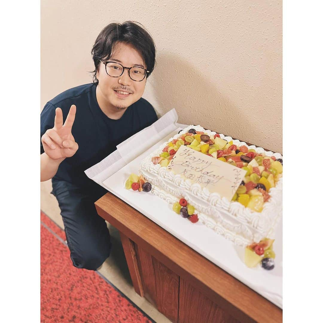 反田恭平さんのインスタグラム写真 - (反田恭平Instagram)「🍾I just turned 29 today✨  I really appreciate your kinds words and a lot of message on my birthday🎂  And thanks to all members of the @japan_national_orchestra !!!!!!! It was memorable moment :)   One more thing, thanks to my family.  ーーーーーーーーー  🍾29歳になりました！ 最後の20代、悔いのない様な一年にしたいです🔥 そしてJapan National Orchestraツアー中ということもあり、贅沢で最高のバースデーソングをサプライズで！！  感謝の心を忘れずにこれからも精進します。  ありがとうー！！ #反田恭平 #kyoheisorita」9月1日 23時37分 - kyoheisorita