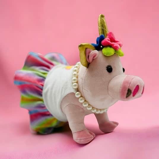 Priscilla and Poppletonのインスタグラム：「ONLY TWO WEEKS LEFT to get your limited edition Prissy Unicorn plush. I personally think this would be a PIGTASTIC Christmas gift. I’m so grateful for all your support. We are less than forty away from getting these into production. Could you buy one and help a piggy out? Pop got his shark made and I really want mine made, too. The link to purchase one is IN OUR BIO. Let’s do this!🐷💗🦄 #prissyunicorn #prissypig #PrissyandPop」