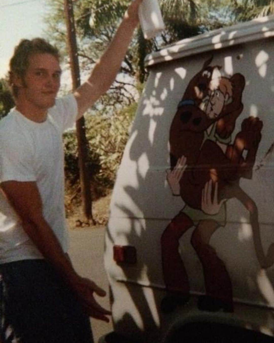 クリス・プラットのインスタグラム：「Maui is the home to many, including the @travismathew family and a young @prattprattpratt.   When Chris was 19, he was working at Bubba Gump Shrimp Co. restaurant in Maui while living out of a van. It was there that he waited on actress Rae Dawn Chong, who ended up casting him in his first movie that got him discovered.  Maui and its community were instrumental in the development of Chris’ career, which is one of the many reasons why @prattprattpratt,and @travismathew have teamed up with the @hawaiicommunityfoundation to help provide support to the Maui Strong Fund. TODAY ONLY, we are hosting a 40% off charity sale and donating 100% of the proceeds (minimum $250k donation) to help bring relief to those affected by the devastation in Maui. Tap the link in bio to take part in this charity sale.  *Between September 1, 2023 12:00AM PT to September 1, 2023 11:59PM PT, TravisMathew will donate 100% of profits for all sales made online at travismathew.com to Hawai’i Community Foundation (hawaiicommunityfoundation.org, with a minimum donation of $250,000 USD.    #travismathew」