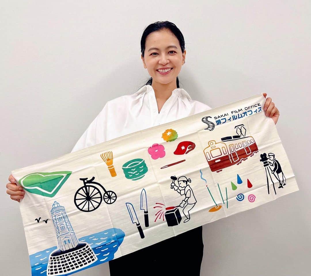 黒谷友香のインスタグラム：「皆さん、こんばんは😄 今日から9月〜✨ 日中は溶けるほど🫠暑い🫠けど、 夜は風が気持ち良くて、過ごしやすくなってきたよね🌾  TOKYO HEADLINEのコラム「友香の素」 今月のテーマは私の出身地、大阪府堺市について。  私が手に持ってるのは、堺市で作られてる手拭いなんだ〜。実は私、2013年から堺親善大使を務めさせていただいてるんです😳 手拭いの絵柄は、堺にある有名なものたち。 皆さんは、いくつ知ってますか〜？ コラムも是非チェックしてみてね😊  黒谷友香「友香の素」 TOKYO HEADLINE https://www.tokyoheadline.com/category/column/kurotani/  明日土曜日は、13時からABCラジオ「土曜日やんなぁ？」があるよ〜。皆さん、是非聴いてネ😉📻✨  #堺市#手拭い#tokyo#土曜日やんなぁ#abcラジオ#黒谷友香」