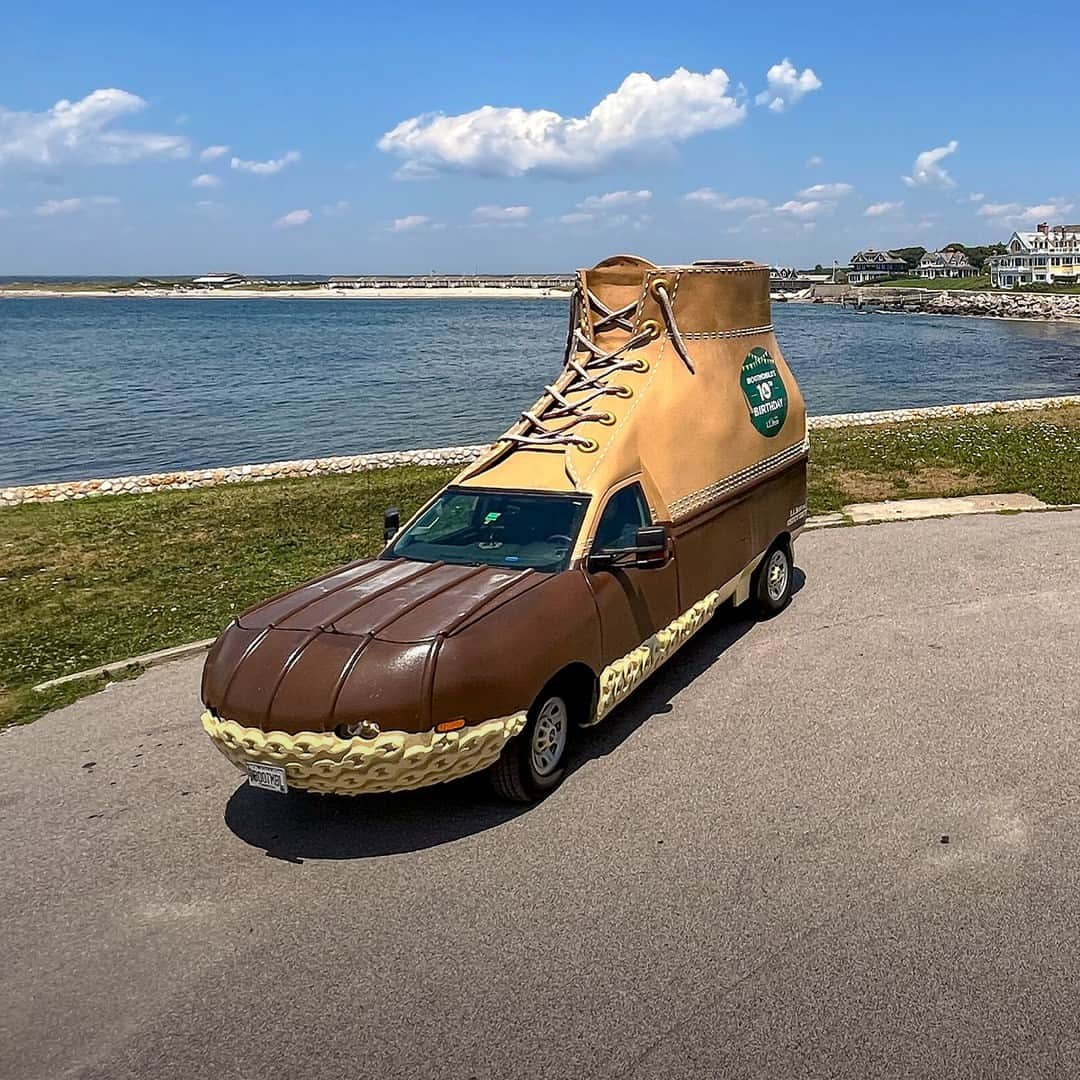 L.L.Beanのインスタグラム：「Since 2012, our three larger-than-life L.L.Bean Bootmobiles have covered more than 350,000 miles and appeared at hundreds of events - that's a lot of time behind the wheel! Here are some of our drivers' favorite road trip songs to make the miles fly by.」
