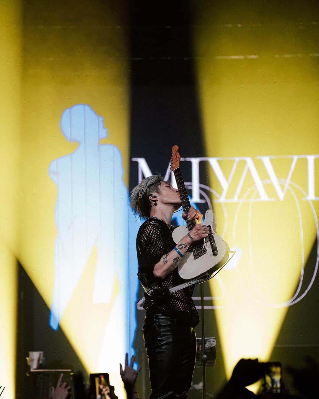 MIYAVI（石原貴雅）さんのインスタグラム写真 - (MIYAVI（石原貴雅）Instagram)「. 2022年10月31日に行われた MIYAVI 20th Anniversary Tour ”Futurism”  ロサンゼルス公演の模様を収録した ライブBlu-rayの発売が決定しました💿✨  今回のBlu-rayには、世界各地のオーディエンスを魅了してきたギターサウンド、 そして熱気溢れるライブパフォーマンスを余すことなく収録したライブ映像のほか、 MIYAVI自らがライブツアーやこれまでの活動など 20周年のキャリアを振り返る撮り下ろしインタビューを収録！🗣️✨  そして、本作は限定グッズなどを同梱した豪華仕様になっており、 ライブ写真やツアーのオフショットを収めたフォトブック、 その他この商品のためにデザインされたトートバッグ、メタルキーホルダー、バンダナ、ステッカーセットなどが同梱されます🎁  ぜひお買い求めください！  ＿＿＿＿＿＿＿＿＿＿＿＿＿＿＿＿＿＿  ★ライブBlu-ray 「MIYAVI 20th Anniversary Tour 2022 “Futurism” - Live at The Fonda Theatre in LA」  【価格】 16,500円（10%税込）／15,000円（税抜）  【商品内容】 ●Blu-ray （ライブ本編＋撮り下ろしインタビュー収録） ●フォトブック（ロサンゼルス公演のライブ写真＋北米ツアーオフショット使用） ●トートバッグ ●メタルキーホルダー ●バンダナ ●ステッカーセット  【特典内容】 お客様のニックネーム＋直筆サイン入り L判生写真  【特典付き商品 注文受付期間】 2023年9月1日(金）～9月30日(土）23:59 ※受付時間は、予告なく前後する可能性がございます。ご了承ください。 ※10月1日(日)以降にご注文いただいたお客様は「お客様のニックネーム＋直筆サイン入り L判生写真」対象外となります  【注文方法】 ・FC会員限定ご注文ページ https://japan.miyavi.com/1/login/?url=https%253A%252F%252Fjapan.miyavi.com%252Fnews%252Fdetail%252F15400  ・9月ツアーご来場者さまポスター・チラシURLよりご注文  ⭐️ MIYAVI　オフィシャルファンクラブご入会はこちら https://japan.miyavi.com/feature/entry  【商品お届け日】 2023年12月中予定 ※商品のお届け日は変更となる場合がございます  #MIYAVI #futurism  #fondatheatre  #bluray  @miyavi_ishihara」9月1日 23時40分 - miyavi_staff