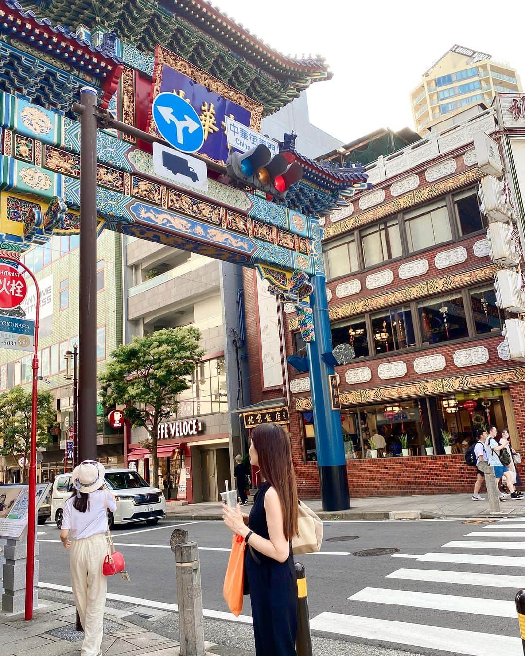 Atsukoさんのインスタグラム写真 - (AtsukoInstagram)「娘と夏休みは 大学のオープンキャンパスへ✨  私は実家は石川県なので 大学のオープンキャンパス いったことなくて  密かに楽しみにしていました♡  朝早くの電車にのり 2人で旅行気分♡  はぁ✨ ワクワクドキドキ💓  終わってから近くの 横浜中華街へ✨  何やらどーしても食べたいものがあるとのこと！  暑い真夏の午後を 食べ歩きました✨  といっても私はグルテン＆脂アレルギー🤧 美味しそうな小籠包やら豚まんやら お菓子をを横目に何も食べれな唯一、抹茶タピオカ🍵だけチャレンジ❗️  今更だけど、なかなか美味しい😋  ここまでグルテン徹底するとむくみもなくなり 潔く気持ち良い🙆  大好きな娘と初の横浜デート❤️  嬉しくてツーショットたくさん載せちゃいます✨ （相変わらず親バカです^_^）  娘は女優さんになることが夢✨ これからいろんなことに チャレンジしていきますので  みなさん応援宜しくお願い申し上げます🤲  #大学生 #大学受験 #中華街 #小籠包 #タピオカ #オープンキャンパス」9月1日 23時44分 - atsuko__kawashima_