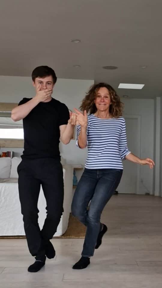 ジェニファー・グレイのインスタグラム：「Jennifer Grey getting into the swing of it 🔥😁  It’s humbling to be a beginner but always worth it cause good things take time 😇  I guess that "Baby Step" makes total sense now 😜  So fun to spend those amazing art moments with such an incredible and kind person 🥰  💃 @jennifergrey 🕺 @leolorenzooo  🎶 "Lets Stay Together" @obadiahparkermusic 🎶 "Boyfriend" @justinbieber 🎶 "5 days" @craigdavid  🎶 "Toxic" @britneyspears  Feel free to share 🙏  #dance #baby #babysteps #dancers #dancer #danse #danseurs #danseur #wcs #westcoast #westcoastswing #modernswing #coupledance #dancehall #dancing #dancevideo #dancevideos #dancelife #dancerlife#art #artist #video #videooftheday #reel #reels #reelitfeelit #babycorner #jennifergrey #leolorenzo #losangeles」