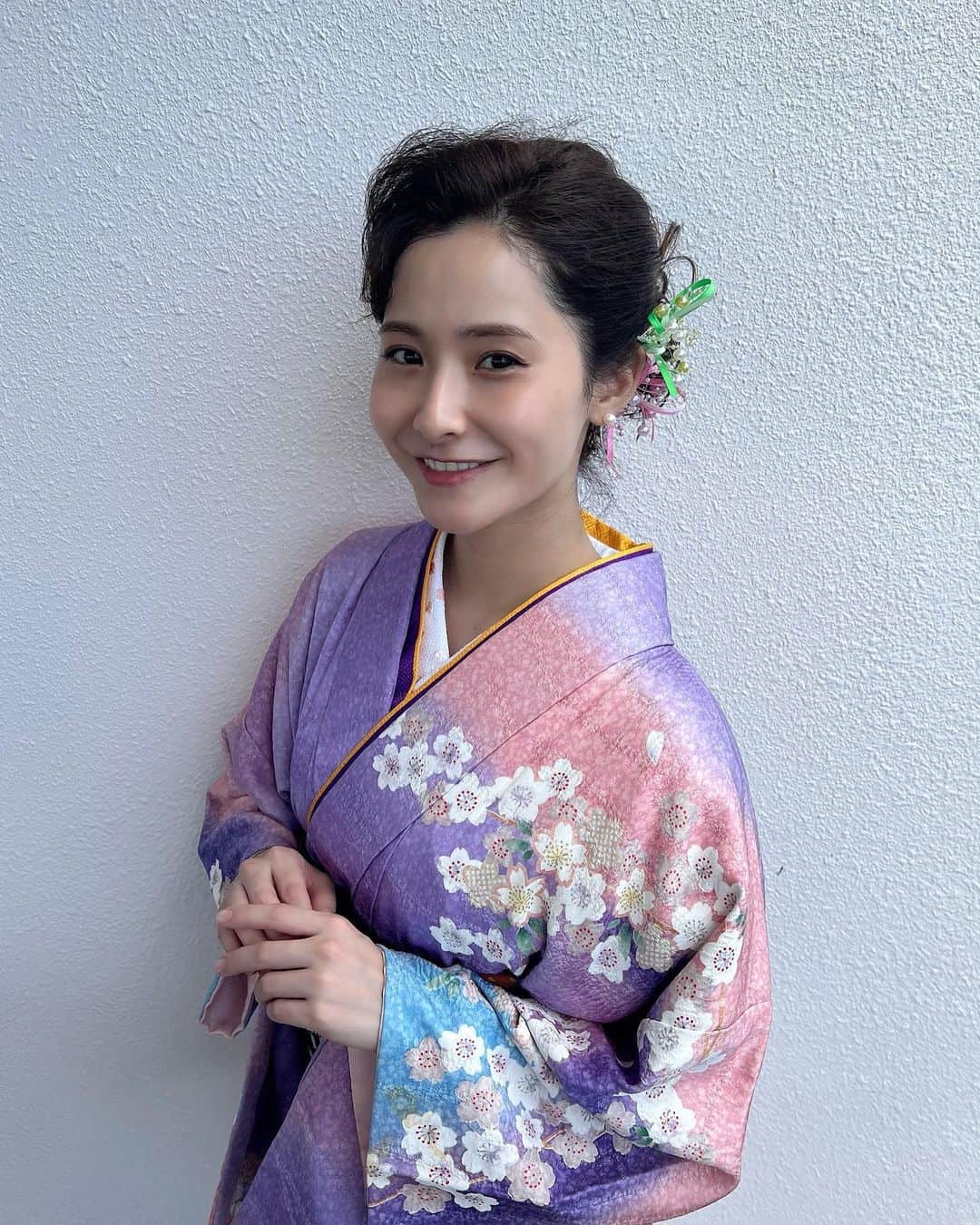 ヒガリノのインスタグラム：「__  🍂9月1日  夏らしいことが何もできぬまま 気づけば9月。早いね。  先日沖縄にて久々にお着物を👘♡ 愛と幸せ溢れる1日でした。  9月も元気に!!!!!!!!  #着物 #沖縄」