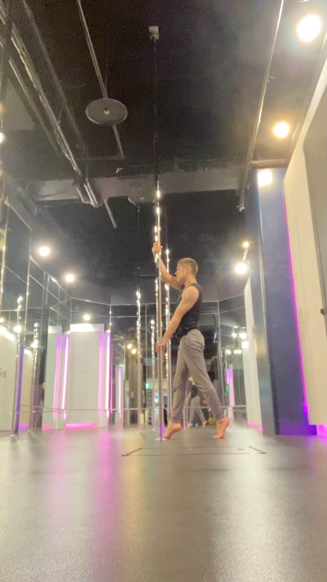 のインスタグラム：「Inspired by @eooooooojin 🙏✨ . . . . . #dance #dancer #performance #performer #polemove #pdstaticcombo #poledancemotivation #polelove #static #poletrickoftheday #pdcombo #pdtrick #noa #pop #japan #japanese #tokyo #東京 #roppongi #六本木 #polish #ポールダンス #poledance #ダンス #トレーニング #ポールダンサー #ポールダンス初心者 #carnival #burlesque #cabaret」