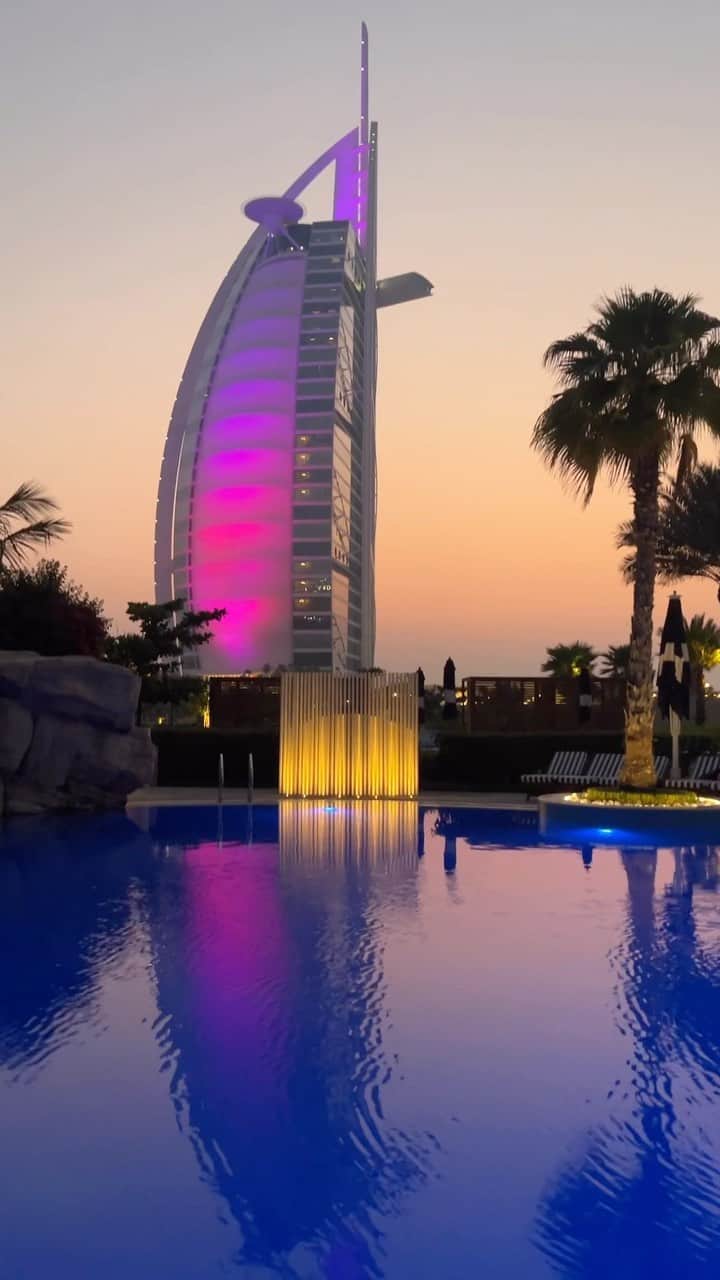 ロバート・アーンショウのインスタグラム：「Travel with me…  Burj Al Arab   Jumeirah Beach Hotel   🇦🇪  💎  #dubai #burj #travel #explore  #uae #jumeirah #dxb #dubailife」