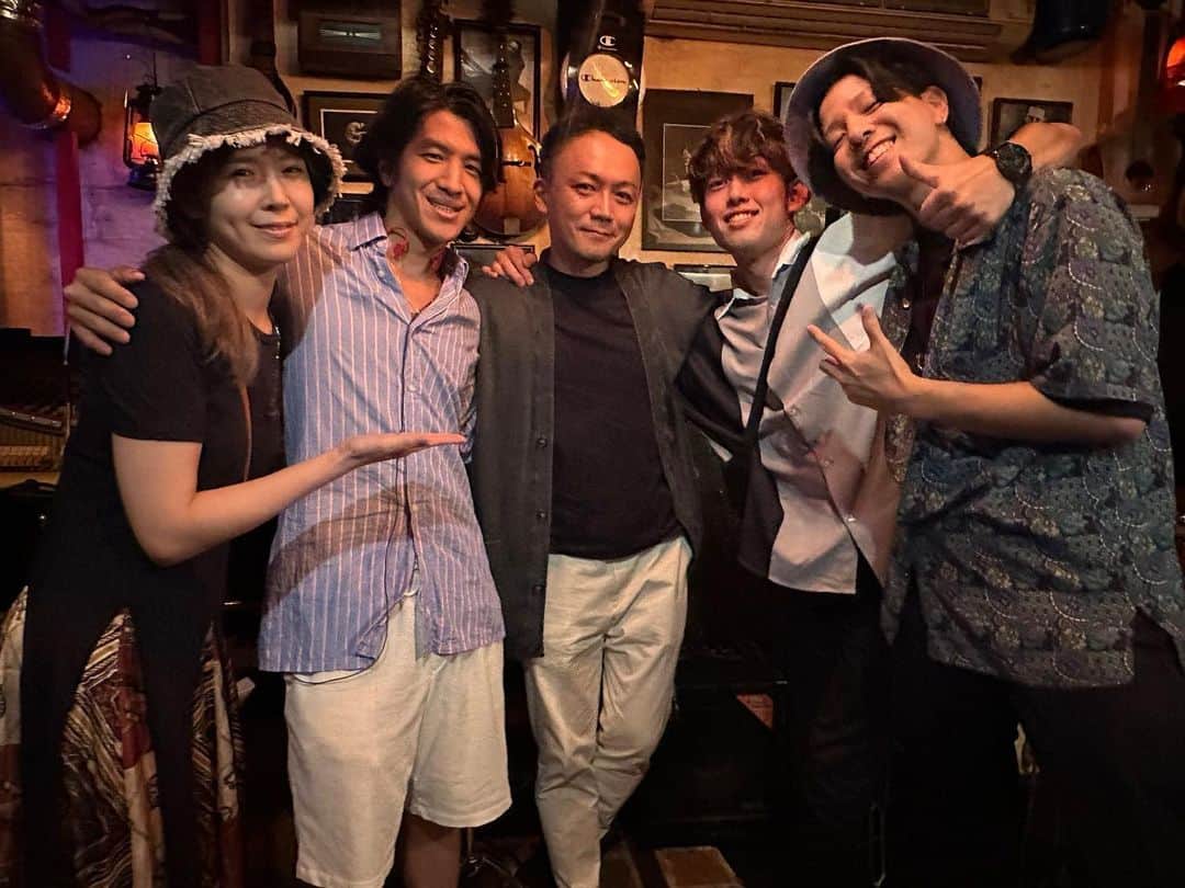 のインスタグラム：「昨日は神戸高校の先輩でもあり、スーパー6弦ベーシストのMotoさんのライブを観に行かせていただきました！ 素晴らしすぎて、もう今日から指千切れるまで練習しよってくらい刺激をいただきました…🙏 そして同じく集ったベーシストたち(多弦弾きばっか)も会いたかった人たちばかり…！🔥良き夜！🙆‍♂️  さ、指ちぎってこよ」