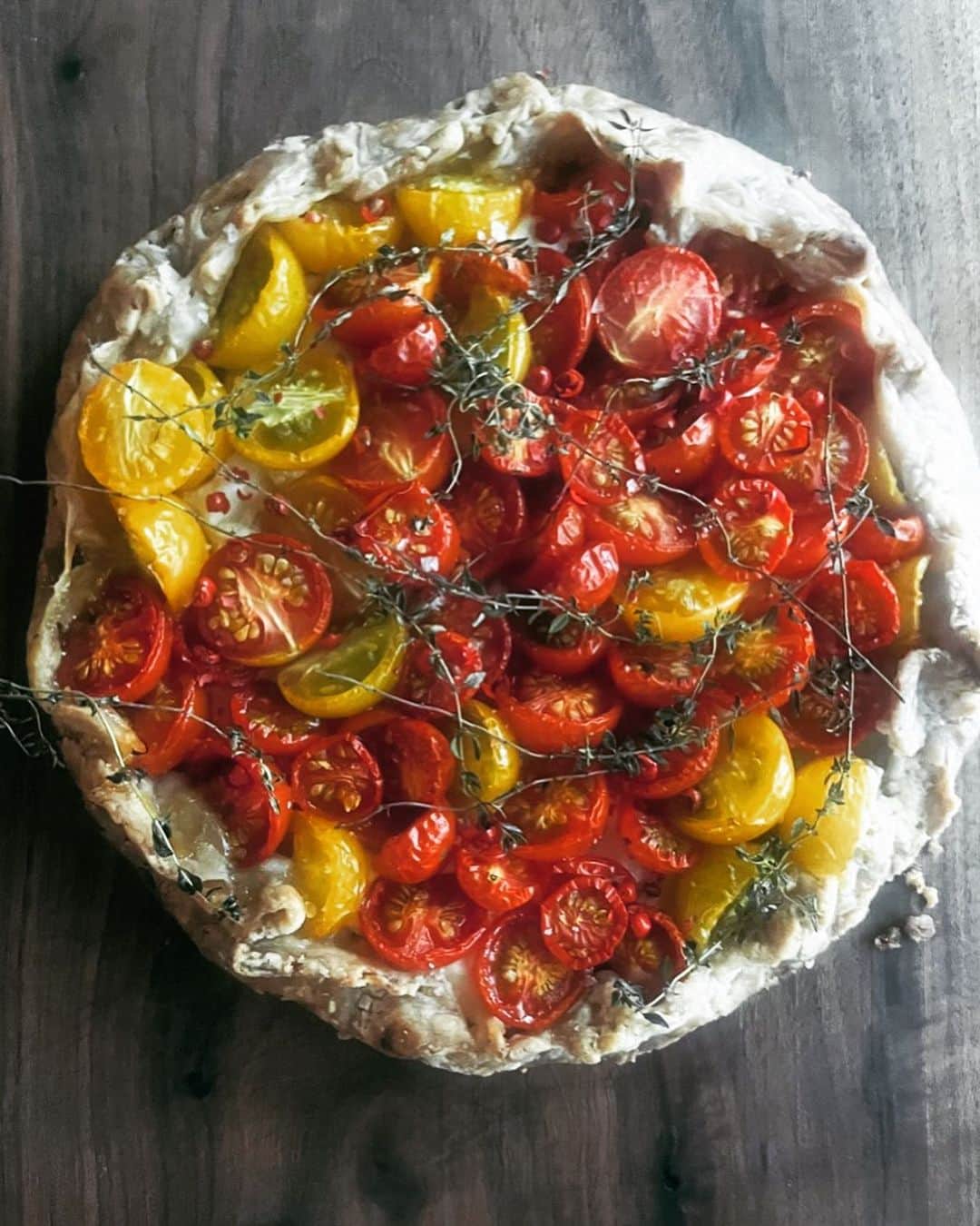 journaleatripのインスタグラム：「vegetable pie  久しぶりに野菜パイを焼く。 このパイにはちょっとした私の原点のような話がある  私がロンドンに少しばかり住んでたのは1998年あたり。自分で貯めたお金で 料理学校に通う！といったものの💷が高いロンドンでは生粋のイギリス人家族の元でホームステイをし 犬の散歩のバイトもしつつ、1日のうちの一食は🍎一つをかじっていた。 そんな中でもコンラン系のレストランが次々とオープンしたりriver cafeが話題となったり "美味しくないイギリス料理" の代名詞は払拭しつつある変換期でもあった。 そんな中で家と料理学校の近くにあった　レストラン"Clarke's"は1番通ったお店、とはいえレストランにはなかなか行けなかったので隣のお惣菜やさんとペイストリーで目移りしながら目をキランキランさせて購入しては公園にいって食べていた。 その中でも虜になったのが野菜のパイ。 正直それまで野菜がそこまで好きでなかった私が野菜の美味しさに目覚めたのもロンドン滞在の時。　 その後くるくる時代は流れここ10年ちょっとはアメリカ、カリフォルニアにある レストランchez panisseとご縁ができ現在までその交流は薄れる事なく続いているのですが chez panisseの名物の一つが季節のパイ。 レストランeatripのオープニングでもその当時のペイストリートシェフのスーチンが駆けつけてくれてパイの講習会やら🥧をたくさん作ってくれた。 こうして人生の料理の転機 イギリスでもアメリカでも1番の想い出の一品はパイ。  そして最近知ったのは Clarke'sのオーナーと chez panniseのオーナー　アリスは大親友で尊敬し合ってる間という。 なんてこった、自分の感覚で切り開いた道は実は作られていたのかとかってに吃驚した。 けれども好きの感覚がつながるのは自然な事とも納得。  つい長い話し。 🇬🇧🇺🇸」