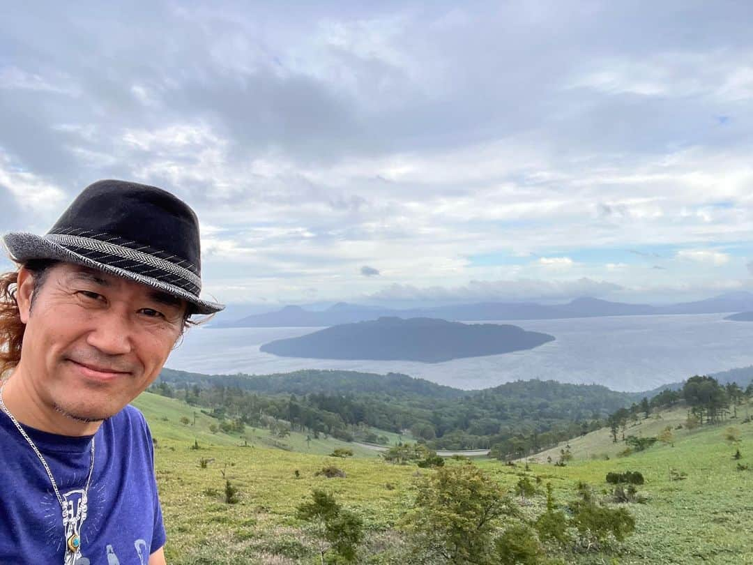 菊田俊介さんのインスタグラム写真 - (菊田俊介Instagram)「Lake Kussharo. 今年も屈斜路湖を下に眺めて北見へ！ #kitami #hokkaido #livetour」9月2日 10時49分 - shun.kikuta