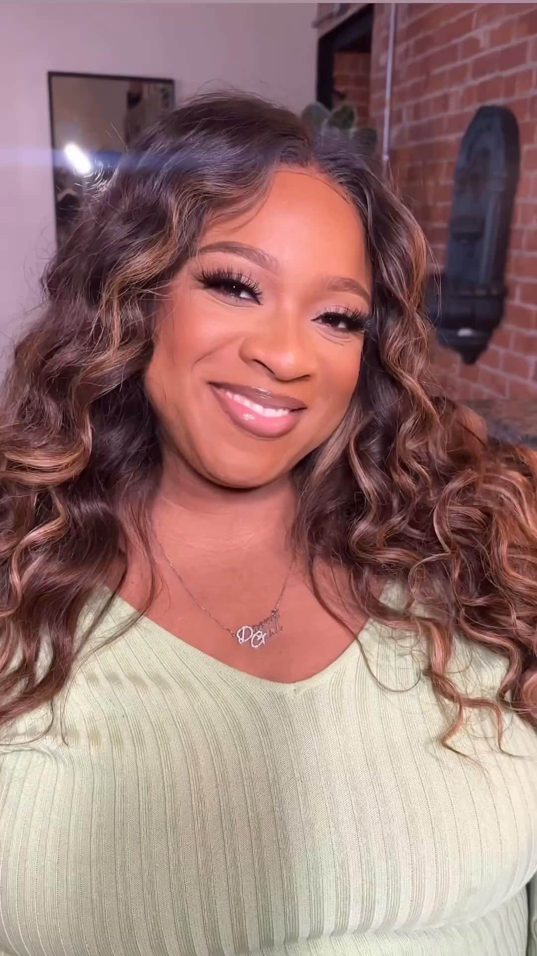 のインスタグラム：「#aWoman 🥰🥳🎉🙆🏽‍♀️ Make Up by @itsthebeautyroom Love my Ti! We laugh hysterically, have great convos, and still stay on task! Grateful for sisterhood!」