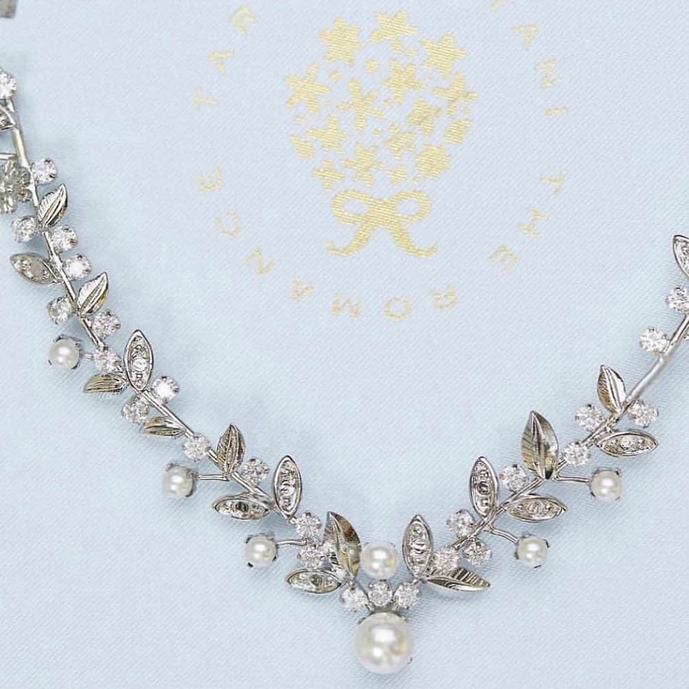 Taro Kamitani 世界初のティアラデザイナーさんのインスタグラム写真 - (Taro Kamitani 世界初のティアラデザイナーInstagram)「TARO KAMITANI最新作 『インフィオーラ』 最高級品質のアコヤ真珠＋ ダイヤモンドに匹敵する輝き、 新素材「infiora」を 贅沢に使用。  デザインテーマは 「心、咲かせる、美しさ」。  メイクアップアーティスト 河原田あづみさんと『インフィオーラ』ヘアメイクとティアラのデザインのこだわり、PVに主演いただいた『女優・#木野山ゆう 』さんの魅力について語りあった、 対談動画も公開中です！ （プロフィール欄からリンク中）  TARO  KAMITANI  『インフィオーラ』 自然美を使って、曲線のみで デザイン構成。 極シンプルながら、 世界最高級の素材を活かした、 軽やかで繊細な美しさを 目指しました。 ティアラを着けた人の 「らしさ」、 内側からの輝きを、 花のように咲かせます。  王道感あるデザインフォルムで、 クラシカルなプリンセスヘア、 ナチュラルなダウンスタイル どちらにも合わせやすく、 品位と存在感を放ちます。  ティアラ、 イヤリング、 ネックレス、 そして、ご新郎さまの メンズピン。  ドレスとのコーデ、全体バランスも、とことん追求。 クラフトマンシップの技が、 細部にまで光ります。  ドレスメーカー、 クラウディアグループの 店舗限定コレクションです。  雑誌「STORY」「VERY」「CLASSY.」「JJ」「朝日新聞」等でも紹介されました。 ______________  @wedding_hiltonnarita  @biancasposa_mie  @kobe_portopiahotel_wedding  @lf_the_palm_garden_orient  @arcenciel.luxeosaka  @eines_oceanportside  @hotelnikkonarita_wedding  @wedding_hiltonnarita  @grandnikkotokyodaiba_wedding  @makecworthdressing @arcenciel.luxenagoya  @nikko_narita_costumesalon  @nidomwedding  @ginzacouturenaoco_dress  @arcenciel.yokohama  @urayasubrightonhotel_bridal  @meriken_orientalhotel_wedding  @ailesfortuna @rihgaroyalhotel_wedding @arcenciel.kanazawa」9月2日 9時17分 - tarokamitani_tiaradesigner