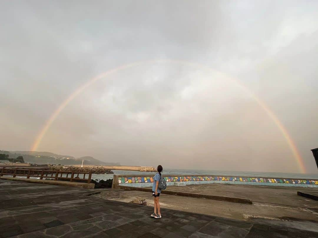 イ・チェウンさんのインスタグラム写真 - (イ・チェウンInstagram)「무지개를 너무 좋아하는데 살면서 이렇게 완전하고 완벽한 모양의 무지개를, 심지어 바다 위에 떠있는 무지개를 본 건 처음...  세상에서 사람이 눈으로 볼 수 있는 하나님과의 약속은 무지개라고 생각해서 좋아합니다.  항상 완벽한 무지개를 언제 보여주실까 마음의 기도로 드리고 있었는데 왜 어제 였을까.. 모든 이해할 수 없는 일들도 예수님 안에서 밝히 알게 될 그 때를 기다리고 소망합니다.  사랑을 주시는 아버지께  그저 감사...❤️  하나님께서 이르시되, 내가 나와 너희와 또 너희와 함께하는 모든 살아 있는 창조물 사이에 대대로 영구히 맺는 언약의 증표가 이것이니라.  내가 내 무지개를 구름 속에 두노니 그것이 나와 땅 사이에 맺은 언약의 증표가 되리라.  내가 구름을 가져다가 땅을 덮을 때에 무지개가 구름 속에서 보이면  내가 나와 너희와 또 모든 육체의 모든 살아 있는 창조물 사이에 맺은 내 언약을 기억하리니 다시는 물들이 모든 육체를 멸하는 홍수가 되지 아니하리라.   창세기 9:12-15」9月2日 9時20分 - leechaieun