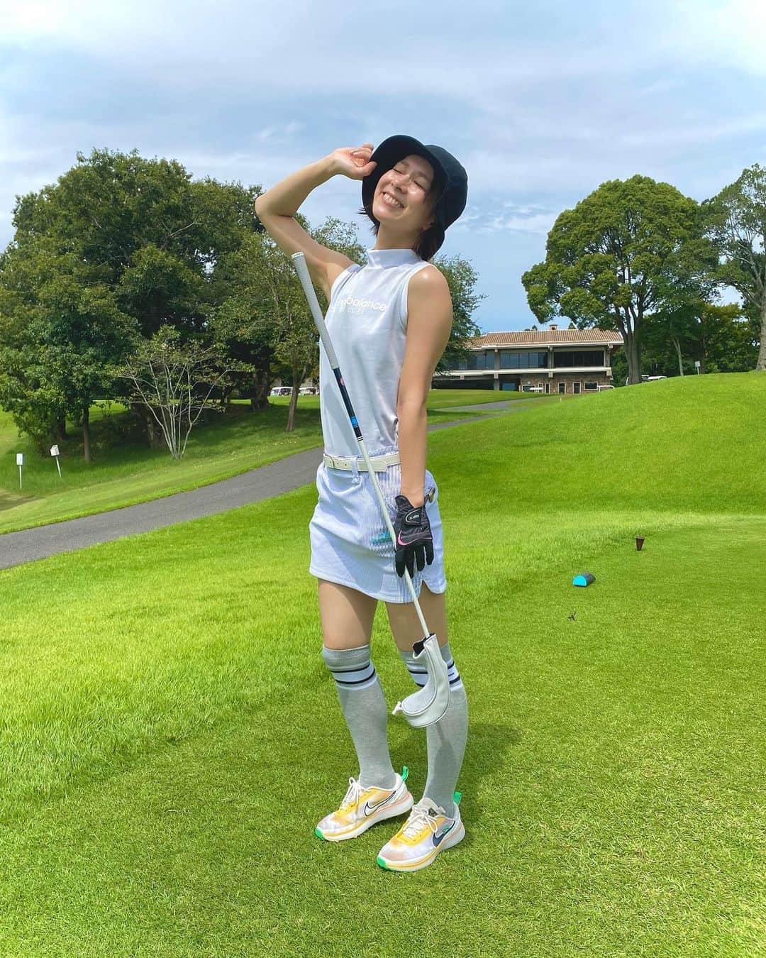 酒井瞳のインスタグラム：「ラウンド４回目  自己ベスト更新🙌１２７⛳️  前半は毎回焦ってしまうのかボロボロで後半少し落ち着きを取り戻す感じ😂  最初から落ち着いてできるようになりたいもんだ😗 暑さのせいかな...笑  これから涼しい秋のコースが楽しみだぞ😎  秋のウエア買わなきゃ✨😆  最後の動画は #宮崎 #美々津カントリークラブ の時の日向灘をバックにティショット　気持ち良かった☀️  #ゴルフ #golf #ゴルフウェア #ゴルフ初心者 #⛳️」