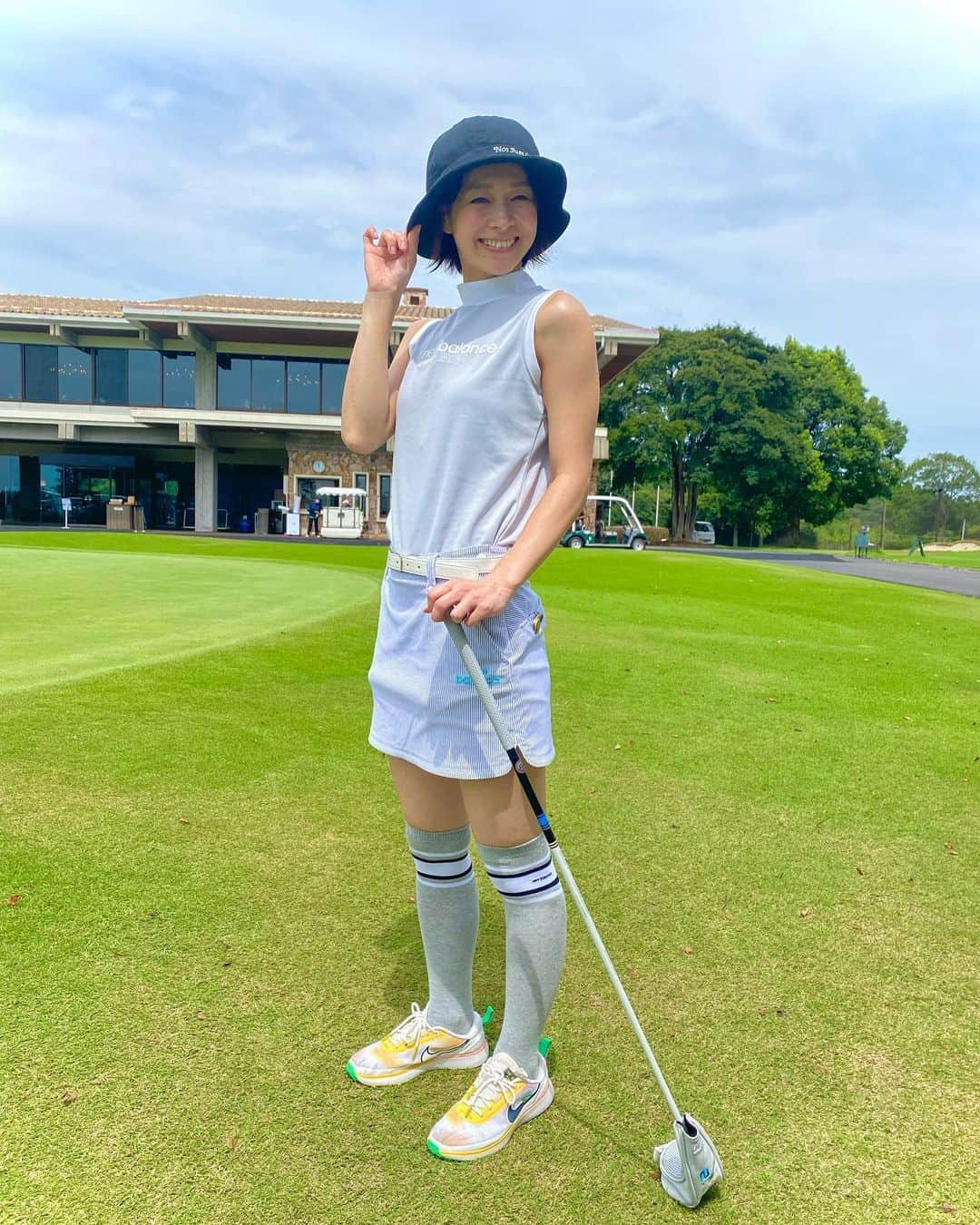 酒井瞳さんのインスタグラム写真 - (酒井瞳Instagram)「ラウンド４回目  自己ベスト更新🙌１２７⛳️  前半は毎回焦ってしまうのかボロボロで後半少し落ち着きを取り戻す感じ😂  最初から落ち着いてできるようになりたいもんだ😗 暑さのせいかな...笑  これから涼しい秋のコースが楽しみだぞ😎  秋のウエア買わなきゃ✨😆  最後の動画は #宮崎 #美々津カントリークラブ の時の日向灘をバックにティショット　気持ち良かった☀️  #ゴルフ #golf #ゴルフウェア #ゴルフ初心者 #⛳️」9月2日 9時21分 - s.sakaihitomi