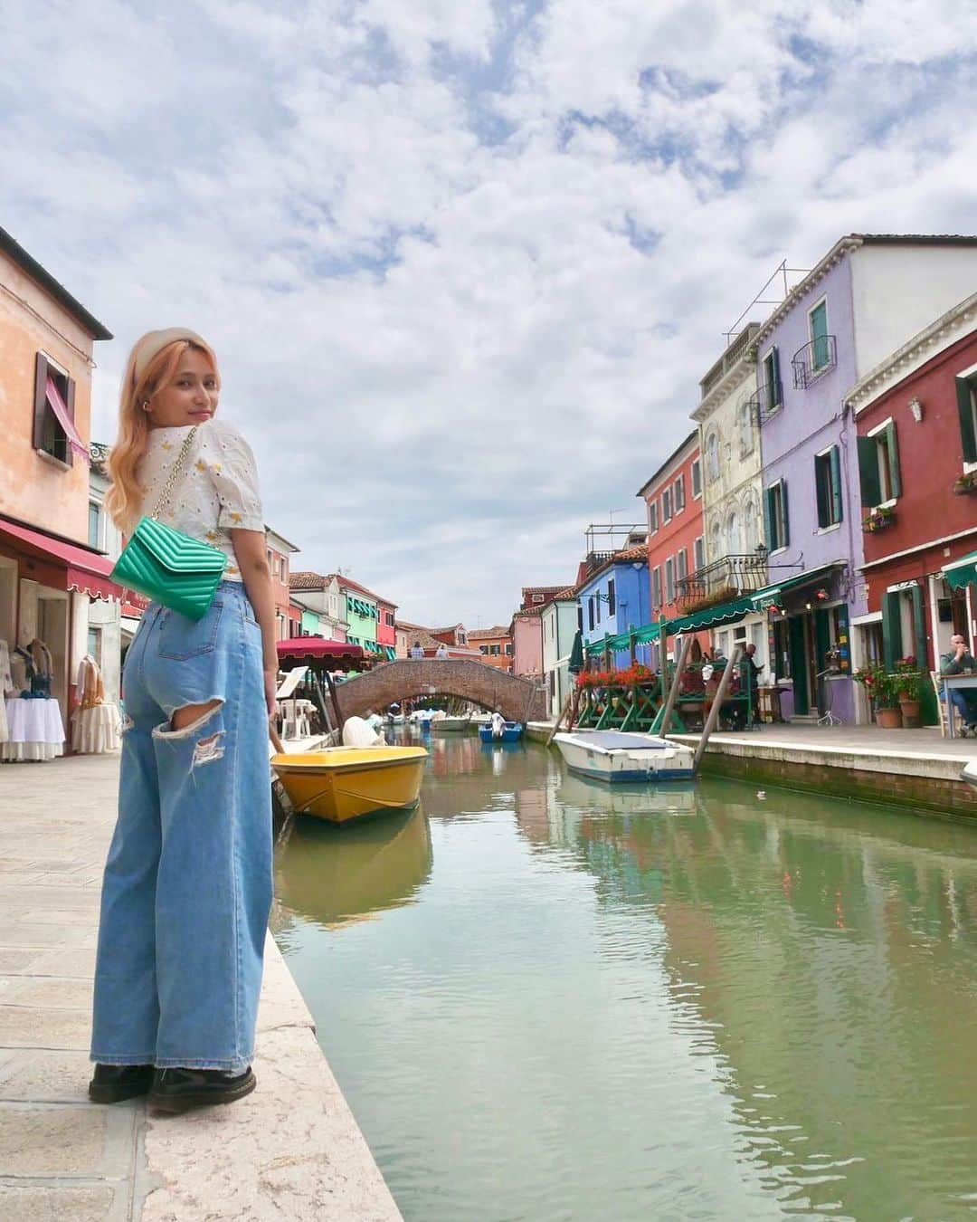 入山杏奈さんのインスタグラム写真 - (入山杏奈Instagram)「唐突な思い出投下っ🇮🇹 ヴェネチアから船ですぐのブラーノ島。 ここの雰囲気が好きすぎて次回は数日滞在したい💭 最近自分が好きな街の共通点がなんとなく見えてきた！ 早くまた旅に行きたいな〜。  De repente dejando recuerdos🇮🇹 La isla Burano está a un corto trayecto en barco desde Venecia. Me gustó tanto el ambiente que quería quedarme aquí unos días la próxima vez… Me he dado cuenta de que mis lugares favoritos tienen algo en común. 🤫 Yaaaa necesito viajar!!」9月2日 9時21分 - iamannairiyama