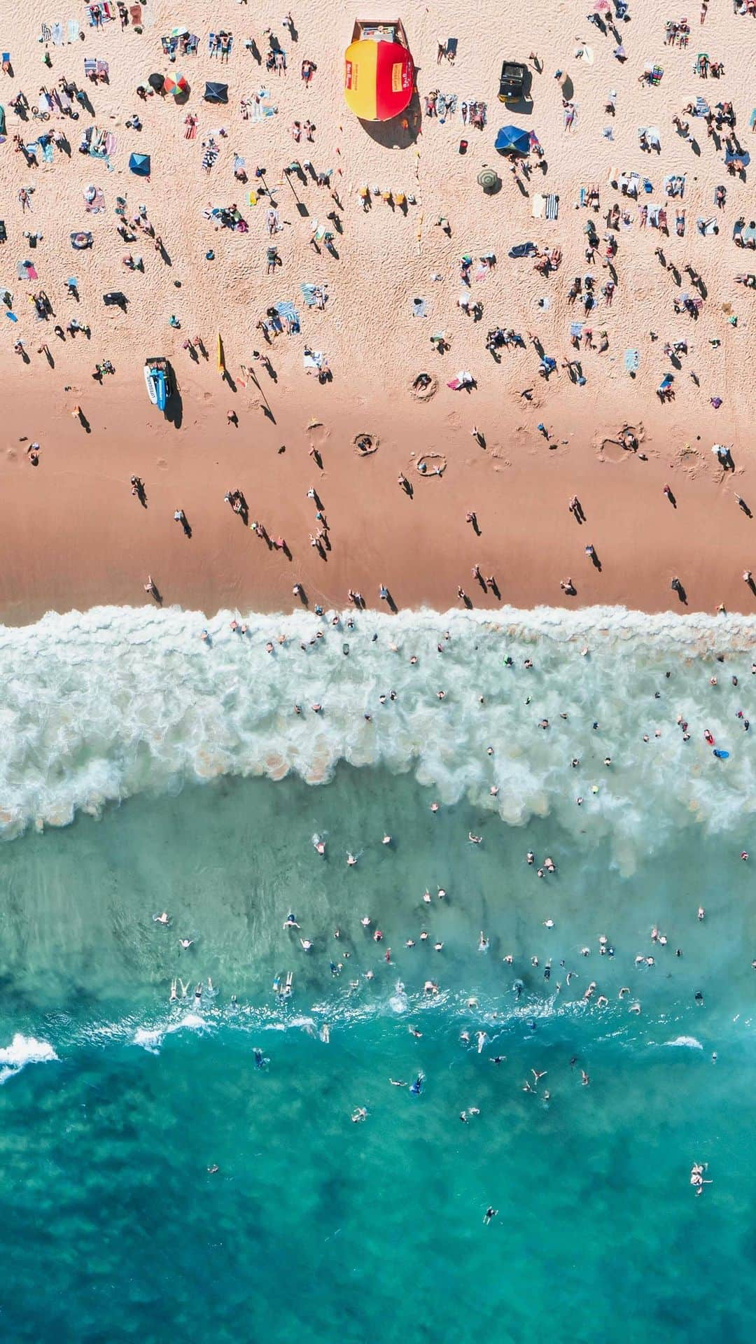 Nikon Australiaのインスタグラム：「Sometimes all it takes is a new perspective to reveal the unseen charm of familiar landscapes, and @nikkibings certainly took her lens to new heights in this gorgeous series.  Watch to see the breathtaking expanse of Sydney from above.  Captured on the Z 7II  #Nikon #NikonAustralia #MyNikonLife #NikonCreators #NIKKOR #Z7II #NikonZ7II #Zseries #LandscapePhotography #AerialPhotography #Sydney #australia」