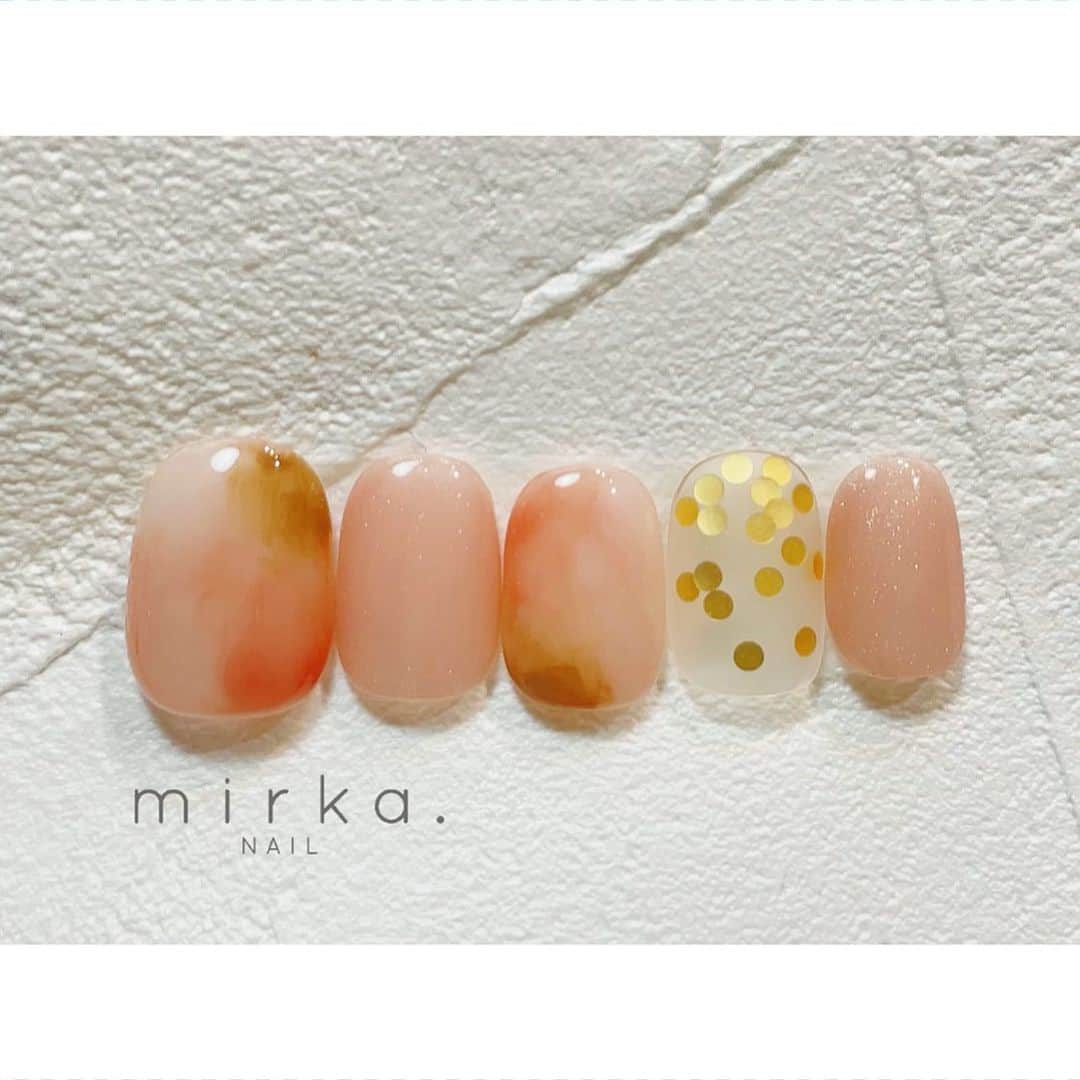 mirka. NAIL(ミルカネイル)のインスタグラム：「⁡ ⁡ ⁡ new !! ⁡ ⁡ ⁡ #mirkanailsample ………………………………………………………… ⁡ ご予約、お問い合わせは LINE ID⇒ @mirka.nail (@含む)まで。 ⁡ ご新規様はハイライトの「ご案内」と「ご予約方法」を必ずお読みいただいてからご予約くださいますようお願いいたします。 空き状況や詳細はLINEの投稿からご確認ください。 ⁡ ⁡ ⁡ ⁡ #mirkanail#nails#nail#nailart#naildesign #ショートネイル#ネイルアート#ネイルデザイン#ネイル#大人ネイル#シンプルネイル#オフィスネイル#ニュアンスネイル#ナチュラルネイル#カジュアルネイル#ショートネイルデザイン#美甲#秋ネイル#秋ネイル2023 #プライベートサロン#プライベートネイルサロン#東京ネイルサロン#東京ネイル#江東区ネイルサロン#森下#清澄白河 ⁡」