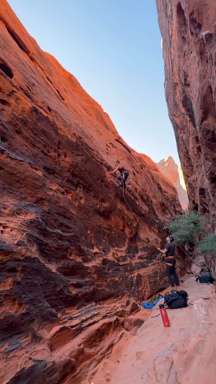 コートニー・コンローグのインスタグラム：「What challenges your mind, body and soul? Everyday I find new ways to push myself and this being one of them. @rockstarenergy #hustleon #climbing #explore」