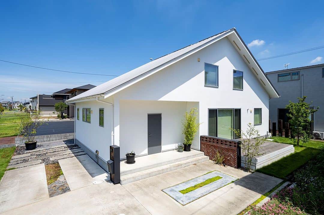 Fridge Homeのインスタグラム：「・ 『大屋根の白いお家。』  ・ 【居心地の良さを、つくりたい 】  エフリッジホームでは『10年後もピカピカであるような家』ではなく、『10年後に自分に馴染んでいくような家づくり』を大事にしています。  それは例えると、レザーブーツの革製品のように、使いこむことにより経年変化する素材を美意識として捉えています。  それらを実現するために、無垢材や塗り壁など自然素材を多用しております。  私たちは自然の中で生きているからこそ、自然素材で調和された居心地の良い空間を味わっていただきたいと思っています。  是非お近くのモデルハウスや完成現場見学会にて、そのような空気感や素材感の『違い』をご体感ください。  その他お問い合わせがありましたら、お気軽にDMして下さい！ ・ ・ --------------------- more photo @fridge_home --------------------- ・  施工事例、たくさん公開しております。 ぜひ「@fridge_home」からホームページをご覧ください。  --------------------- more phots...👉@fridge_home --------------------- ・ ・ -------------------------------- #エフリッジカルチャー はこちら...👉　@fridge_home_culture --------------------------------」