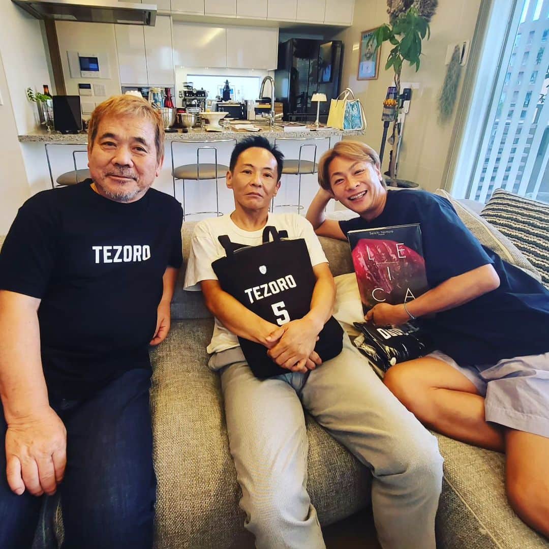 小椋ケンイチ(おぐねー)のインスタグラム：「20年以上のお付き合いをさせていただいているカメラマン📸写真家の 野村誠一先生✨ タレント、女優さんのポートレート撮影では日本No.1 本当にたくさんの素敵な作品を先生に撮ってもらって来ました✨ 仲良しスタイリストと久しぶりに先生の家におしゃべりしにお邪魔🏠️w あー、つきない海外ロケでの思い出に爆笑の数時間でした🎵 ありがとうございました💓 再会楽しみにしています✨」