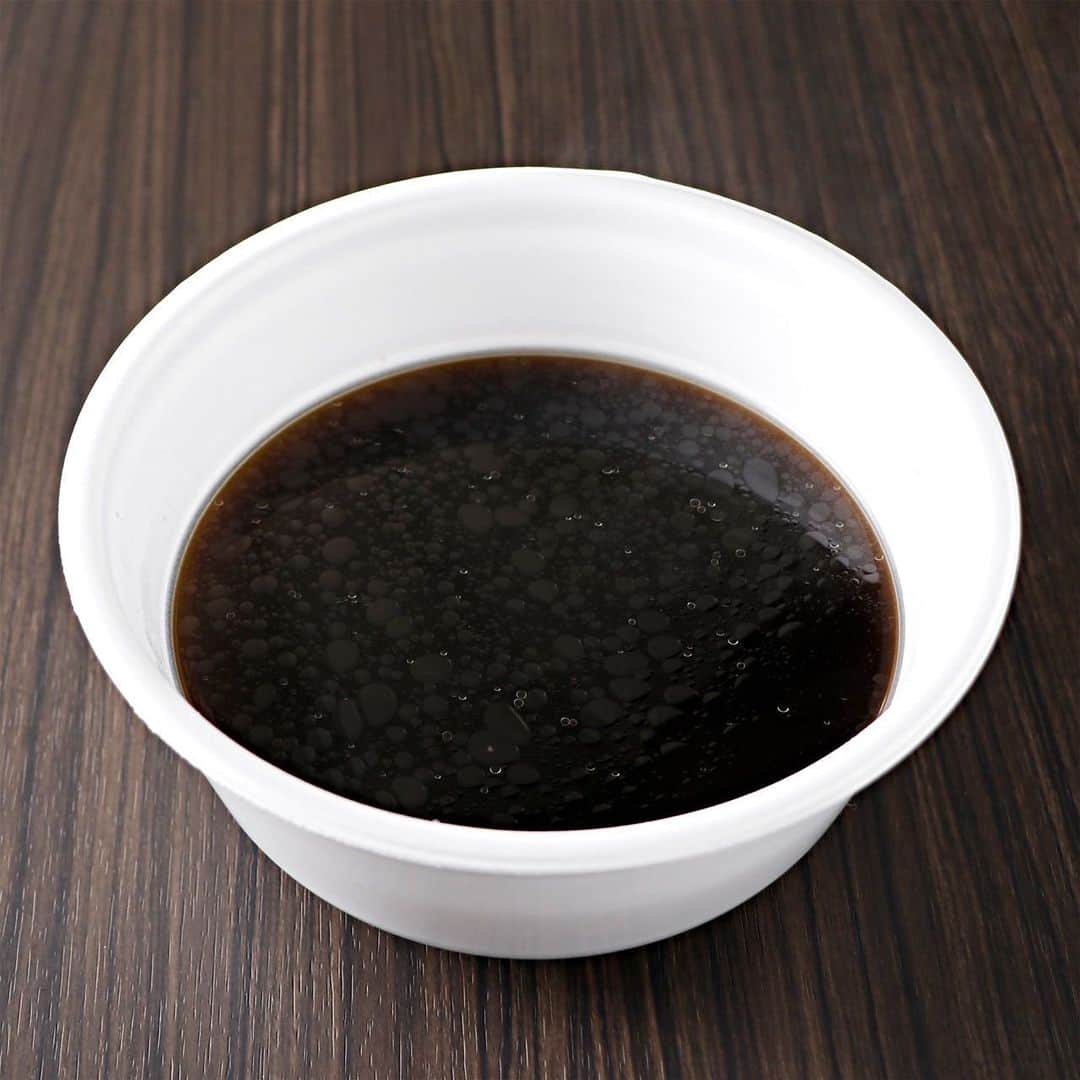 新横浜ラーメン博物館(ramen museum)さんのインスタグラム写真 - (新横浜ラーメン博物館(ramen museum)Instagram)「ラー博スゴメンラボで作れるオリジナルカップラーメンでは珍しいスープが選べます！ 1枚目から順に名古屋台湾赤辛スープ、ミルク味噌スープ、イカ墨ちゃんぽん、青い鳥塩の味となっています！！！  #スゴメンラボ #ラー博スゴメンラボ #オリジナルカップラーメン #凄麺 #ラー博 #ラーメン博物館 #ラーメン #ラーメン部 #昭和レトロ #ramen #ramenlover #ramenmuseum #rahakusugomenlabo」9月2日 9時46分 - ramenmuseum
