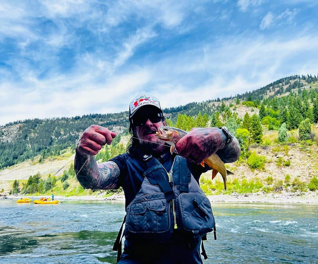 ニッキー・シックスさんのインスタグラム写真 - (ニッキー・シックスInstagram)「Friday on the Snake with my buddy Mike Rheam.  #Wyoming #FlyFishing」9月2日 9時59分 - nikkisixxpixx