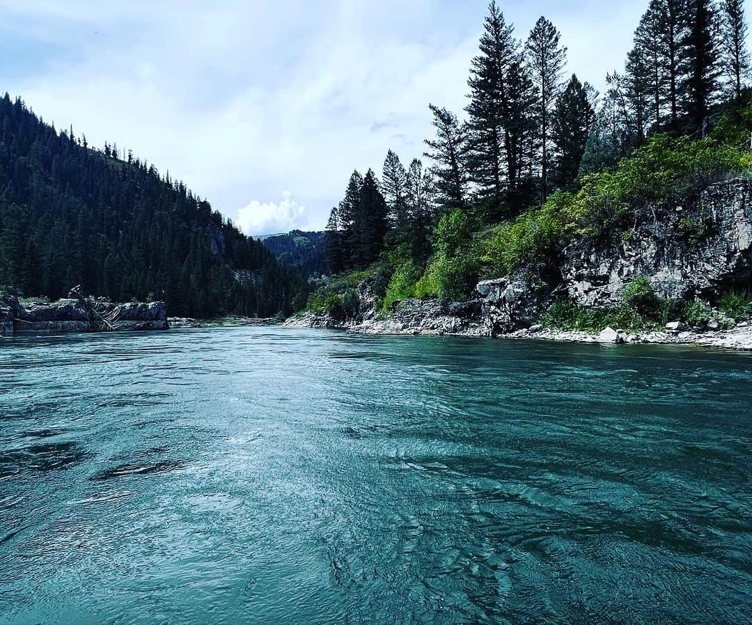 ニッキー・シックスさんのインスタグラム写真 - (ニッキー・シックスInstagram)「Friday on the Snake with my buddy Mike Rheam.  #Wyoming #FlyFishing」9月2日 9時59分 - nikkisixxpixx