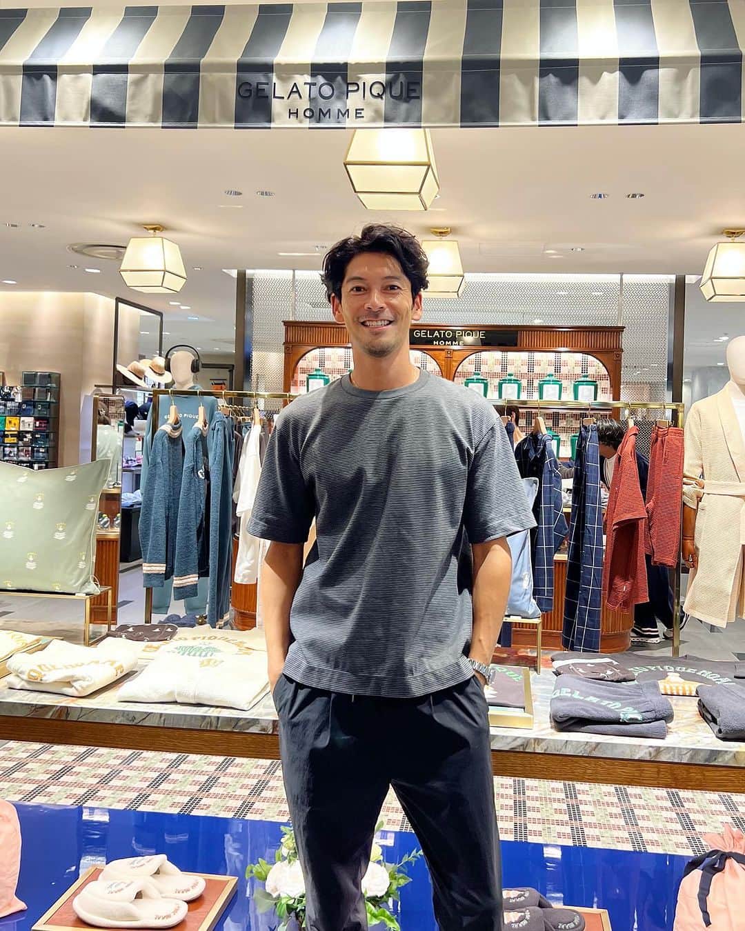 久保田裕之のインスタグラム：「8/30 にGELATO PIQUE HOMME(ジェラート ピケ オム)が有楽町阪急メンズ館にオープンしたので行ってきました😄 (メンズ館なので男性にも入りやすい🙆🏻‍♂️)  先行販売の『WAVE』とのコラボアイテム🤩総柄のデザインが可愛くてこれにしました✌🏻 子供達もGELATO PIQUE の肌ざわりが大好き！！ これを着ていれば…子供達からも人気になりそうだな😆  #gelatopiquehomme #ジェラートピケオム #ルームウェア #ギフト #pr ＃エアリーモコ#素材#季節を問わず#快適に過ごせそう @gelatopique_homme_official @gelatopique_official」