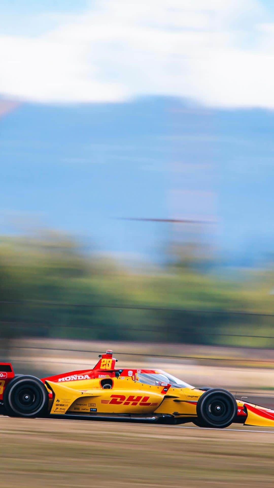 ロマン・グロージャンのインスタグラム：「Testing those turns 💨」