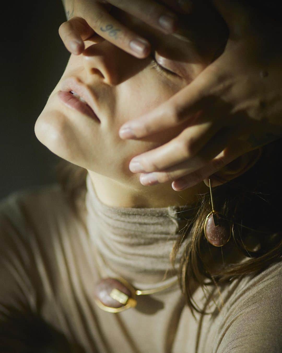 アデルのインスタグラム：「#ADERbijoux 2023 AUTUMN / WINTER COLLECTION  "détachement"   photographer @halkuzuya  hair&make @toyodayousuke  model @annafeok ( @tokyo.rebels )  #aderbijoux #ADER #jewelry #accessory  #détachement #23aw」