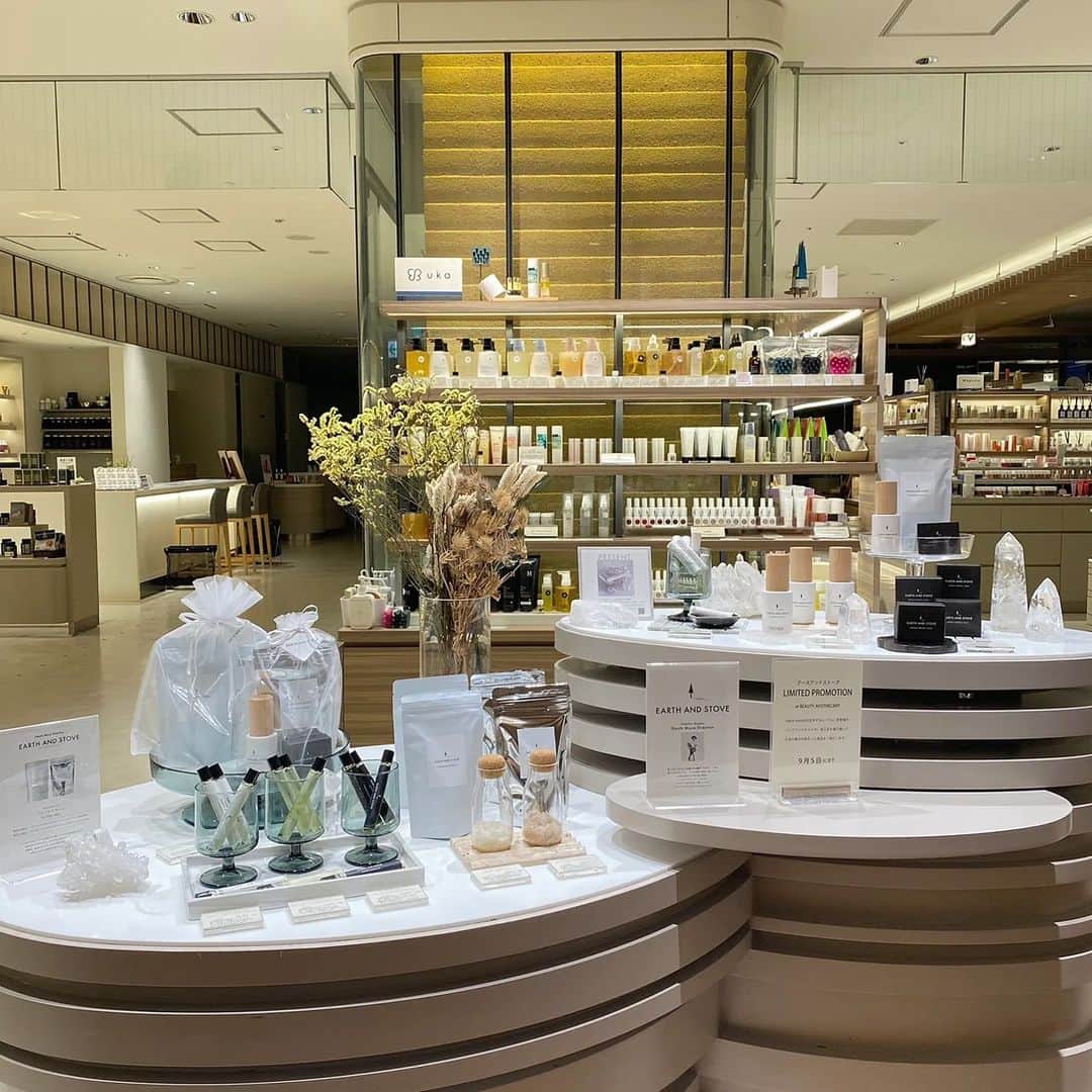 シンシア・ガーデンのインスタグラム：「_ おはようございます🌞 伊勢丹新宿店本館地下2階 ビューティアポセカリーにて開催している、EARTH AND STOVEのPOP UPも残すところあと4日✨  たくさんの方にご来店いただき、 スタッフ一同とても嬉しく思っております💐  会場では、POP UP限定KITをはじめ、 ここでしか手に入らない、ロールオンフレグランスオイルが大変好評をいただいております💎✨  また本日9/2（土）11:00〜17:00は SINCERE GARDEN代表  杉谷 恵実のパーソナルカウンセリング(全枠SOLD OUT)をビューティアポセカリーにて行います🌷 カウンセリング以外の空き時間は店頭におりますので、お気軽にスタッフにお声がけくださいませ☺️    ◆GROUNDING KIT　18,920円（税込） ・コネクティングミスト ・ディープヒーリングバスソルト ・アロマ　クリスタルソープ  ◆BATH SALT KIT　15,708円（税込） ・コネクティングバスソルト ・ディープヒーリングバスソルト  ◆ノベルティ 合計税込22,000円以上ご購入で三越伊勢丹アプリのクーポン画面をご呈示いただいた方、先着30名さまにクリスタルリップバーム (現品) をプレゼントいたします。 ※プレゼントはおひとりさま1点限りとさせていただきます。 ※数に限りがございますので、なくなり次第終了とさせていただきます。     みなさまのご来店、スタッフ一同楽しみにお待ちしております♩     EARTH AND STOVE プロモーション 期間：8/30(水)～9/5(火) 場所：伊勢丹新宿店 本館地下2階 ビューティアポセカリー     》三越伊勢丹アプリダウンロードはこちらから https://cp.mistore.jp/common/service/miapp/main.html     @earthandstove @daichi_1127 @isetan_beautyapothecary @bxe_natural    #シンシアガーデン#ライフスタイルメディスン#sinceregarden#lifestylemedicine #EARTHANDSTOVE #アースアンドストーブ」