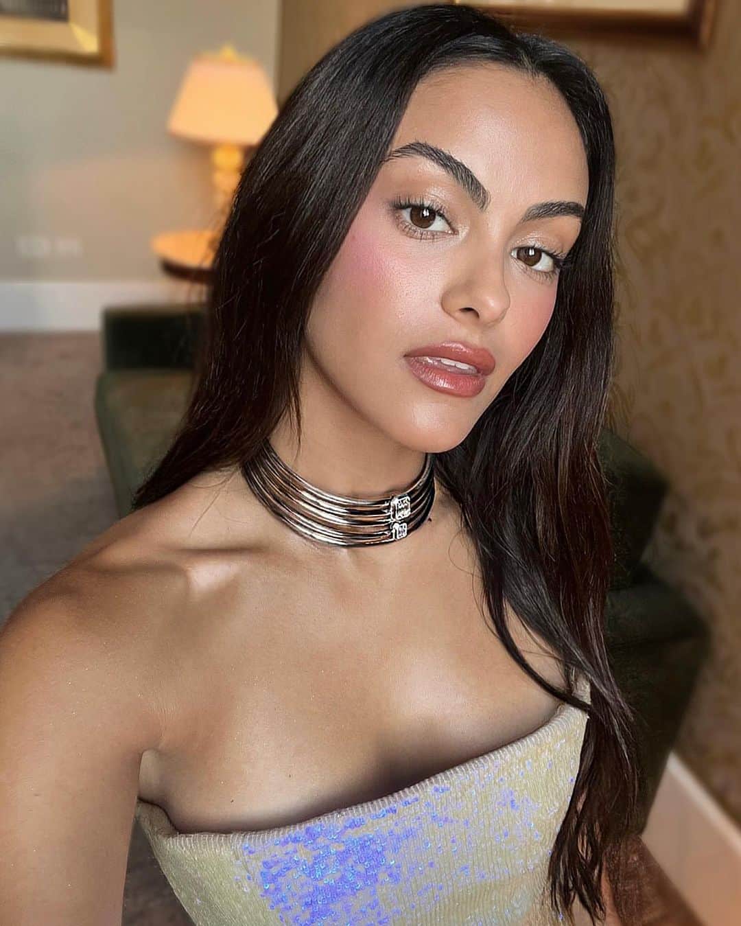 Carolina Gonzalezのインスタグラム：「🇮🇹C A M I💄 Glowy, Flushy & Warm @camimendes for tonight’s 80th Venice Film Festival night with the @armanibeauty family  Stylist @mollyddickson  Hair @peterluxhair  #MakeupByMe @cgonzalezbeauty  #CgonzalezBeauty    USING:  @armanibeauty   Luminous Silk Foundation 7 Luminous Silk Concealer 5.75 Eye Tints 12s( inner corners and middle of lids)  Luminous Silk Glow Liquid Bronzer 100 Luminous Silk Glow Blush 50 Euphoric  Luminous Silk Glow Setting Powder 3 (t zone), 8 (extra warmth) Eyes To Kill Mascara  Lip Power 203」
