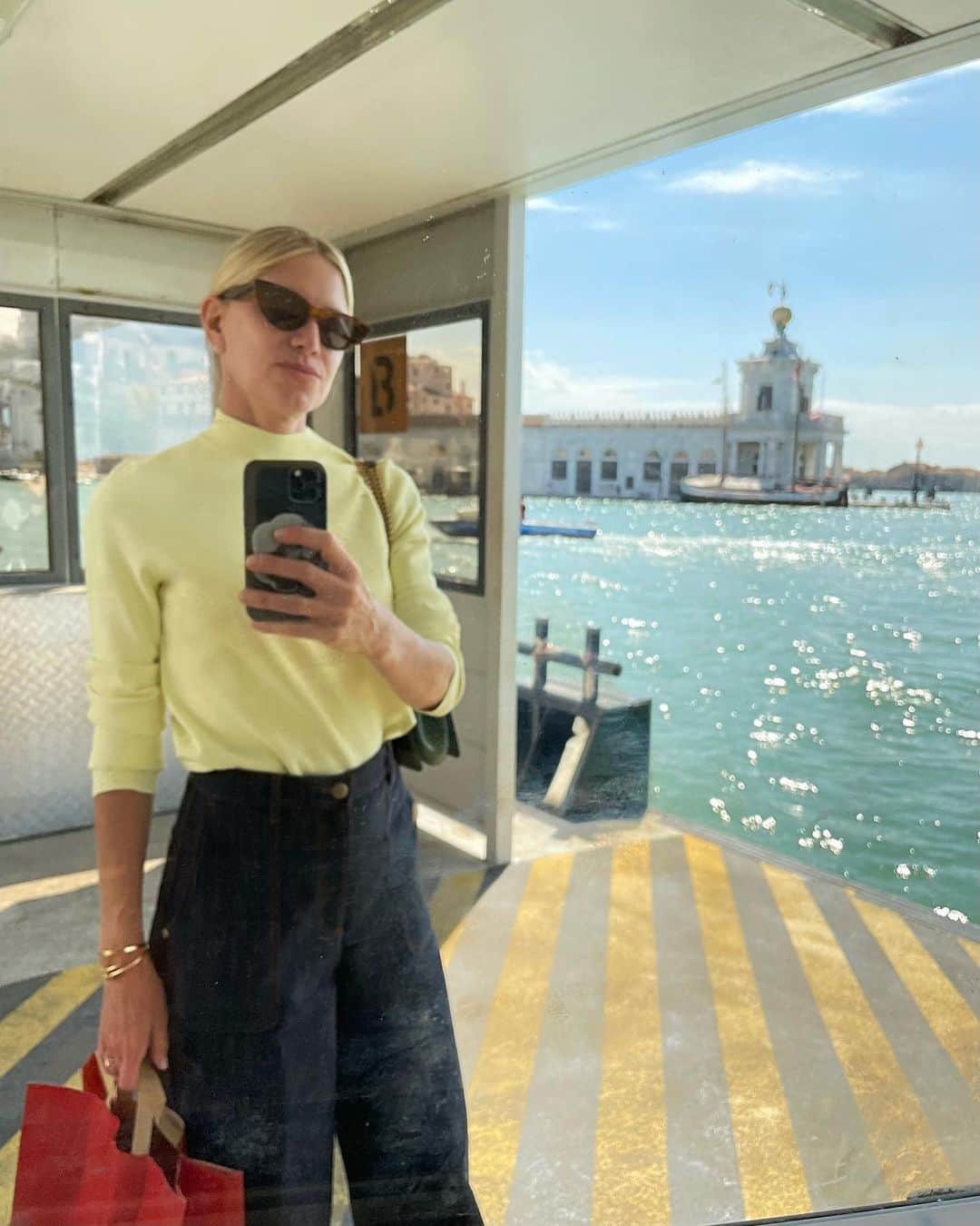 ペトラ・フラナリーのインスタグラム：「Venice memories 🤍 #venicefilmfestival」