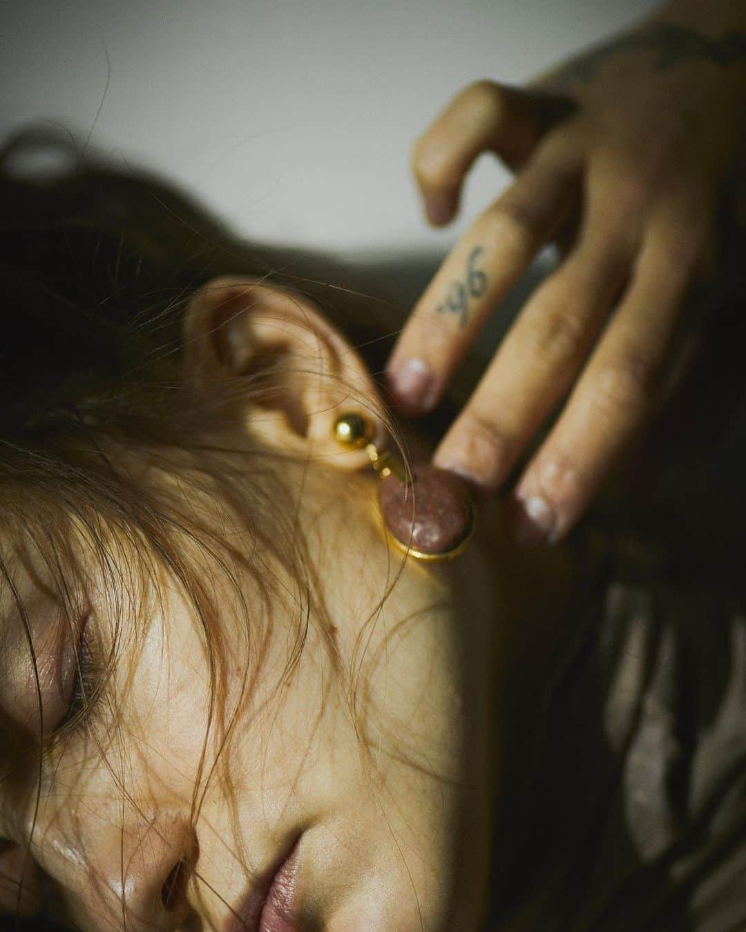アデルのインスタグラム：「#ADERbijoux 2023 AUTUMN / WINTER COLLECTION  "détachement"   photographer @halkuzuya  hair&make @toyodayousuke  model @annafeok ( @tokyo.rebels )  #aderbijoux #ADER #jewelry #accessory  #détachement #23aw」