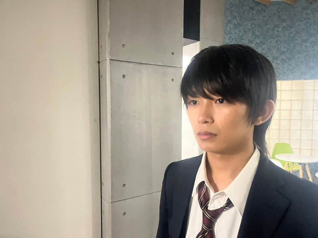 加藤清史郎のインスタグラム：「『最高の教師』第7話 今夜22時  ここだけの話、7話の台本を初めて読んだ時、 改めてこの作品に携われて本当に良かった、 と思ったんです。 そして、改めて震えました。  今この時代に、 この世にこういったメッセージを発信できる 『最高の教師』というドラマに。  なんかこんな投稿すると、ハードルを上げているような気がするんですが、 でも、上げてもいい。 そう思えたので書いてみてます。  鵜久森の死に相楽は何を思うのか。 そちらにも注目していただけたら幸いです。  あ、写真は、鵜久森(?) vs 相楽です。  @saikyo_ntv #最高の教師 #最教 #サイキョー #第7話 #相楽琉偉 #加藤清史郎」