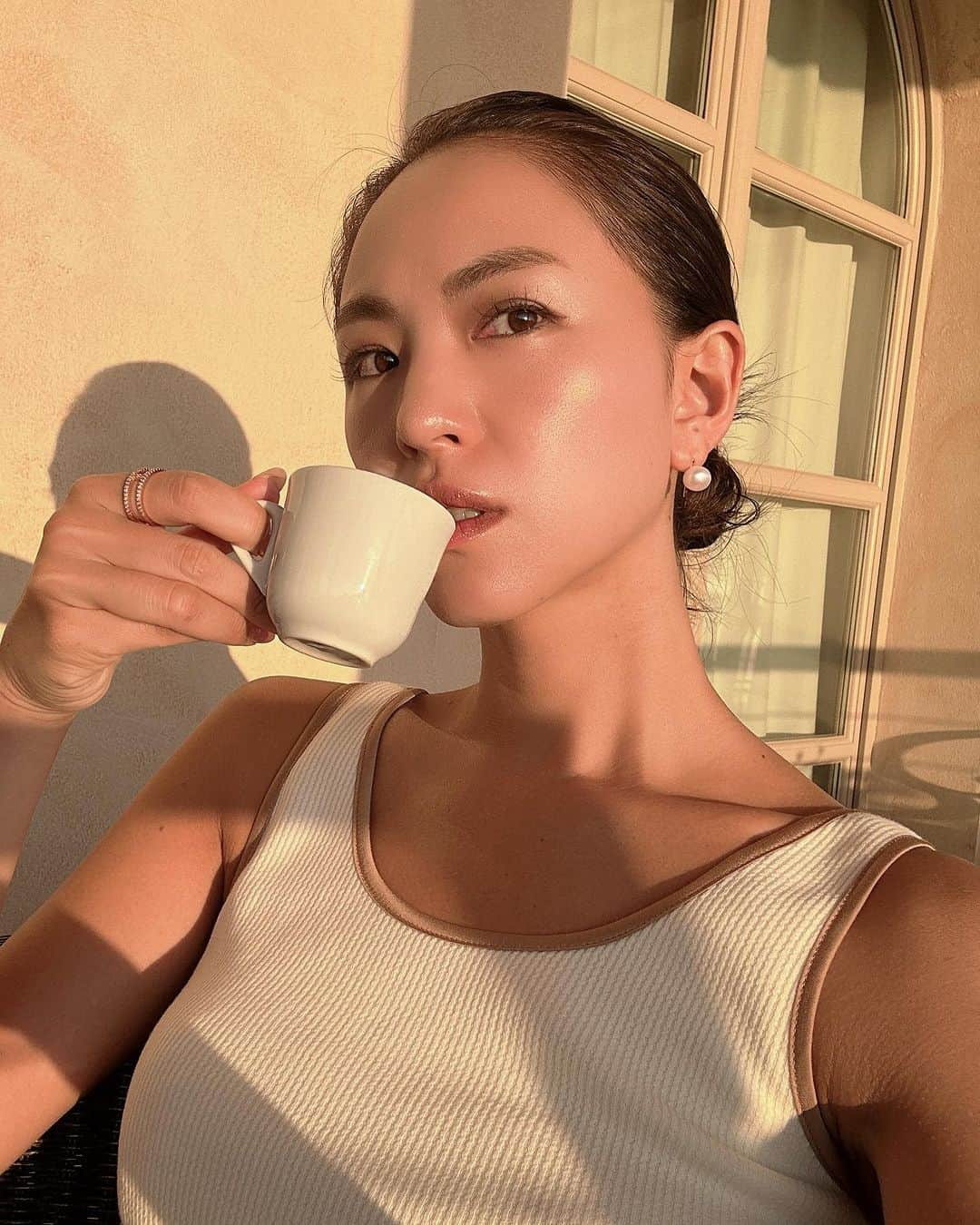 西内ひろのインスタグラム：「朝日を浴びながら頂くコーヒー☕️ から始まる朝☀️  自分のモチベーションを上げるアイテムと共に・・・  ピアス: @citlalijewelry   今日はこれから鎌倉のPOP-UPに顔出します🎵  お近く来られる方は是非☺️ 私は12:00〜14:00のみいます🙏  KIGINU POP-UP STORE  2023/8/30（水） 〜2023/9/18（月）  OPEN-CLOSE 9:00～18:00　 (※金曜日のみ10:00～18:00) @ WITH  KAMAKURA    〒248-0021 神奈川県鎌倉市坂ノ下 3-7 WITH KAMAKURA 江ノ島電鉄長谷駅 徒歩約 6 分 JR 鎌倉駅で江ノ電に乗り換えていただき、３つ目 「長谷駅」 が最寄りです。 駐車場はございません。近隣駐車場をご利用ください。    尚、西内ひろ来店予定は 9/2,17  12:00〜14:00 となります。(変更の場合はインスタにてお伝えします)  #kiginu #ローシルク #エシカルファッション #鎌倉　#popup」